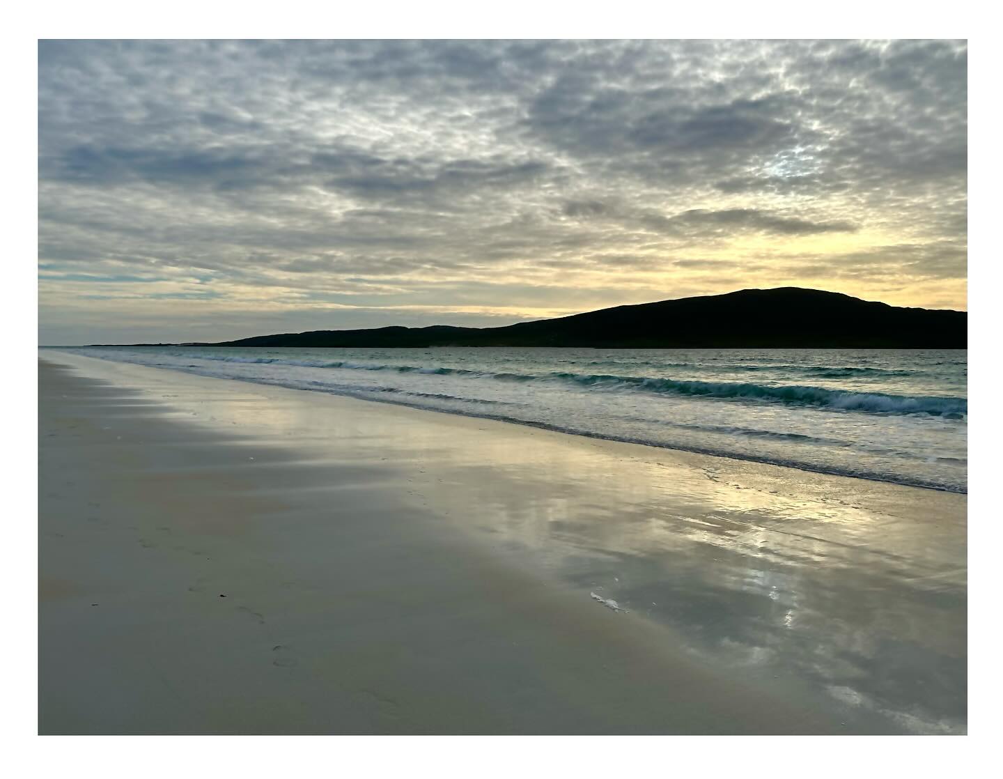 Taking advantage of extended summer evening light and fine weather in Western Isles on the run up to Midsummer.
#beachscapesofinstagram #luskentyrebeachscotland #harrissunset