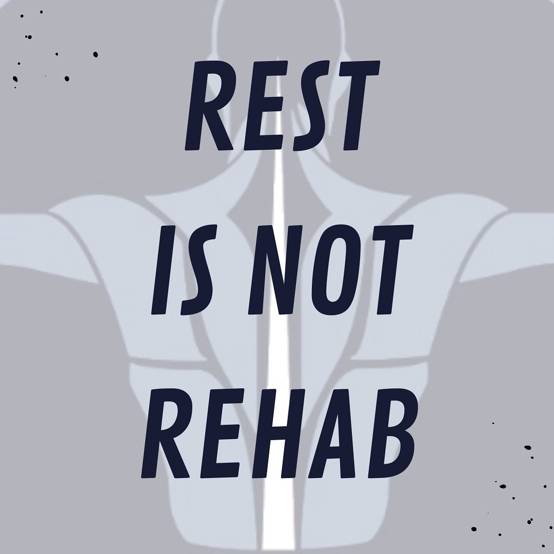 ‼️ Il riposo non è riabilitazione ‼️
Troppo spesso viene detto ai pazienti di riposare per riprendersi da problematiche di tipo muscolo-scheletrico 🩻
⏰Un periodo di riposo indicato tra le 24/48h può essere utile quando la problematica è in fase acuta, ma l’obiettivo di noi terapisti dovrebbe essere quello di far muovere le persone 🧑⚕️
Sia che queste siano atleti o persone sedentarie, che soffrano per fortuni o per dolori cronici, scienza e pratica sostengono che il movimento sia alla base della riabilitazione o del semplice star bene.