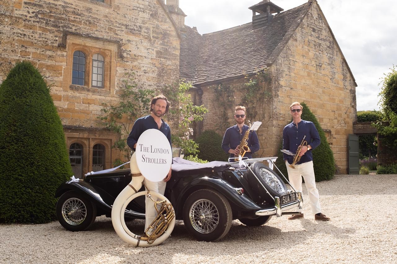 Summer shenanigans in the Cotswolds ☀️
.
.
.
#TheLondonStrollers #RoamingBand #LondonRoamingBand #BrassBand #StrollingBand #AcousticBand #LuxuryEvents #LuxuryWedding #InternationalBand #London #EventProf #WeddingPlanner #LondonBrassBand
