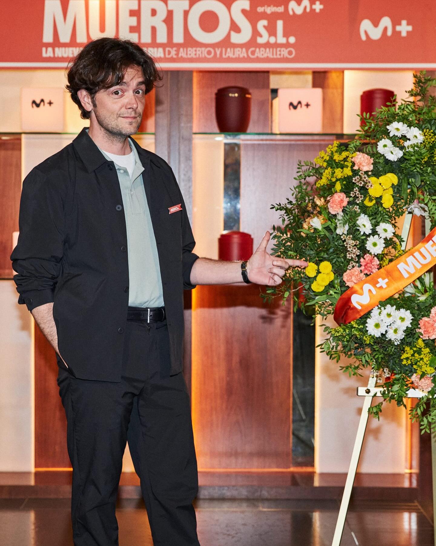 Presentando MUERTOS SL ayer en Madrid. Una nueva genialidad de @lauracaballero_ y @alber_caballero producida por @contubernio_producciones para @movistarplus que estrenamos el 4 de abril y en la que he tenido el privilegio de jugar junto a un grupo de comic@s maravillos@s. En la ultima foto, espada en la sombra, Álvaro Luis Calles, agente, amigo y compañero de mil batallas!