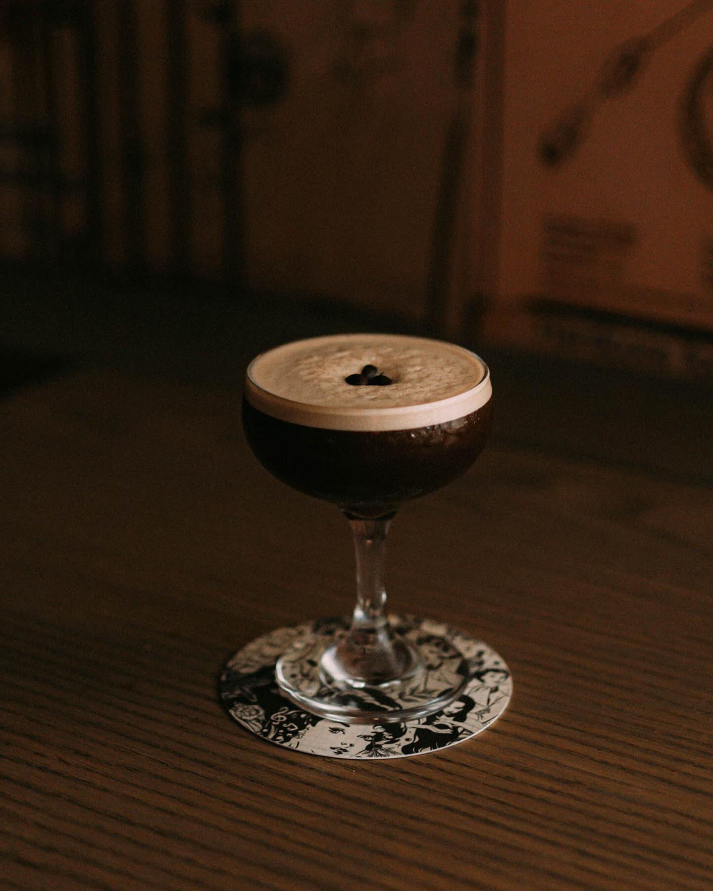 ☕🖤🎥 Cafe Noir: Indulge in the Dark Elegance
Recipe:
• Vodka
• Cognac
• Galliano
• Mocha
• Espresso
• Gum Syrup
Join us at Persona and enjoy this sophisticated blend of spirits and coffee flavors!
#PersonaCocktails #CafeNoir #CraftCocktails #Mixology #DrinkWithUs