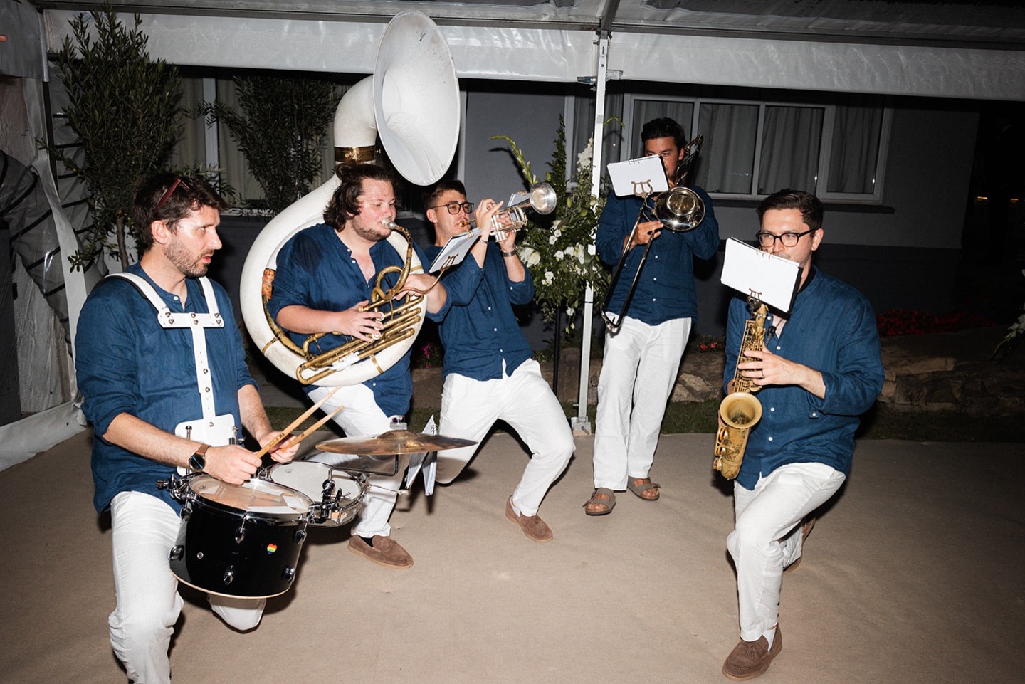 Getting the squats on 💪
.
.
.
#TheLondonStrollers #RoamingBand #BrassBand #StrollingBand #AcousticBand #LuxuryEvents #LuxuryWedding #InternationalBand #London #EventProf #WeddingPlanner