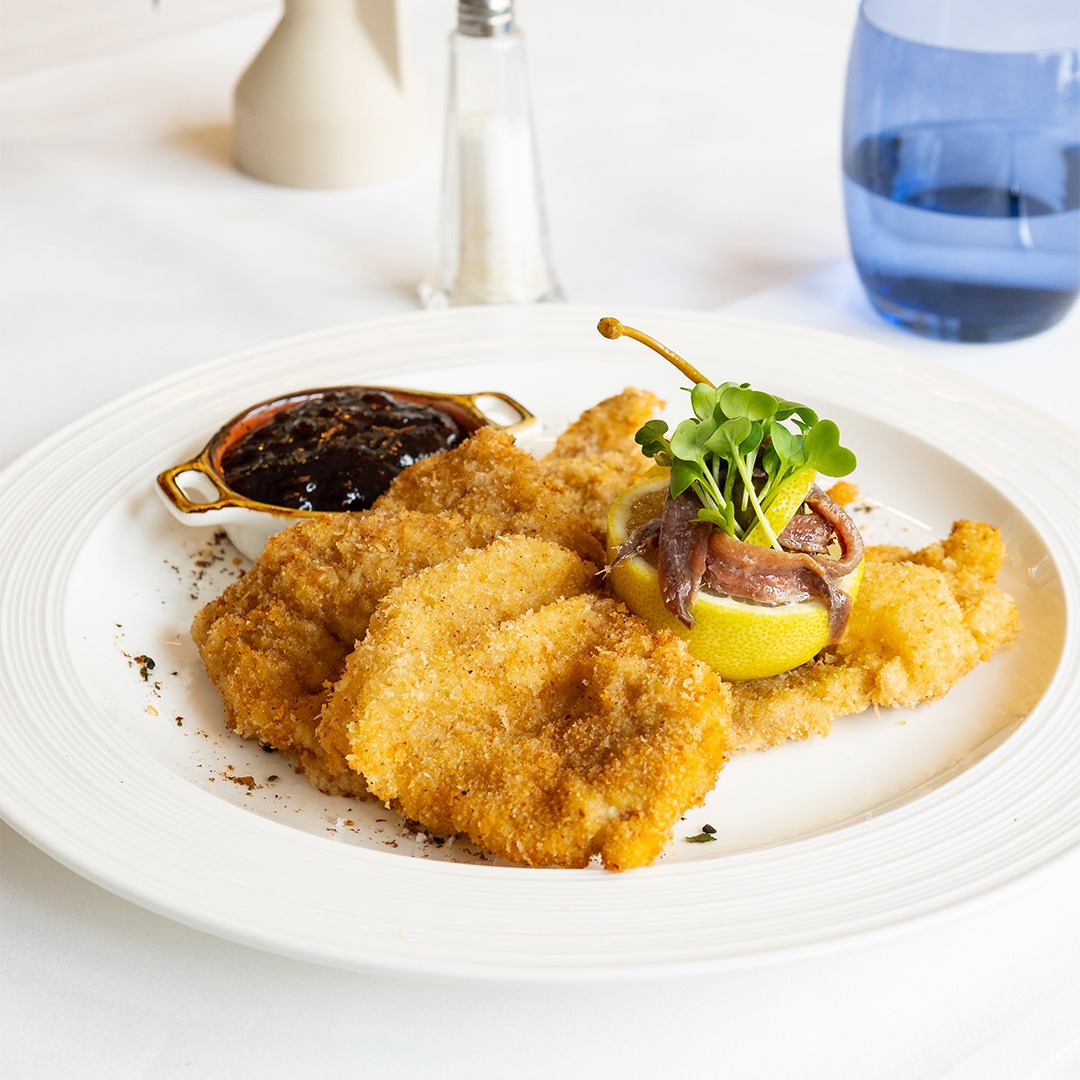 Der Österreich-Klassiker: Original Wiener Schnitzel mit Preiselbeeren, Zitrone und Sardellen. Nur original mit luftiger Panade und zartem Kalbfleisch. Dazu zaubert unsere Küche einen leckeren, steirischen Kartoffelsalat der süchtig macht.
#leibeslust #österreichischeküche #originalwienerschnitzel #münster #münstergehtaus #esseninmünster #finedining