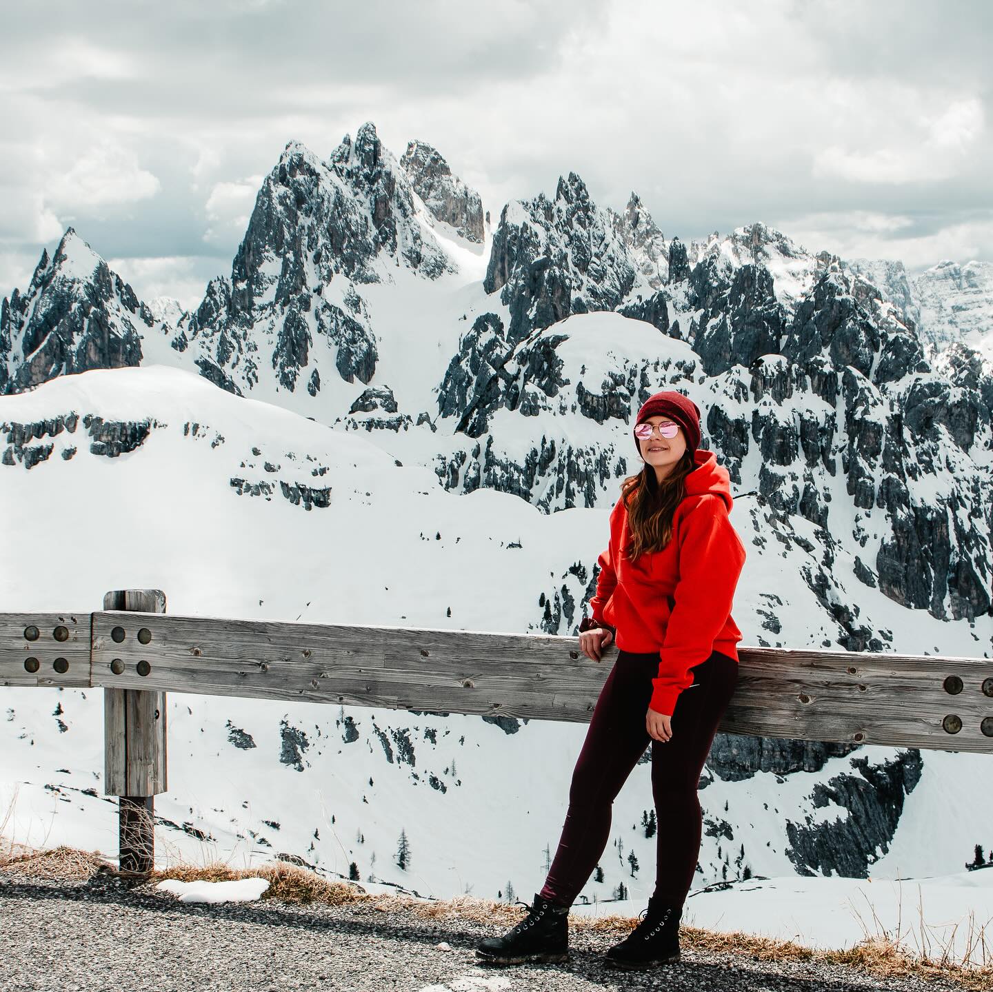 Souvenir de notre journée passée au Tre Cime Di Lavaredo dans les Dolomites.
Nous devions y passer la nuit, car il est possible le matin de monter jusqu’au sommet en voiture. La montée coûte 40€ et vous vous retrouvez sur le parking du refuge avec une magnifique vue !
Malheureusement.. c’était sans compter la neige encore présente ! La route était barrée du coup nous sommes monté à pieds jusqu’au refuge. Après 1h30 nous avons atteint le refuge et nous nous sommes à nouveau heurtée à la neige, la randonnée autour des Tre Cime était du coup impossible étant donné que nous n’étions pas équipé pour 😭.
Du coup.. comme un goût d’inachevé et une bonne raison de retourner dans les Dolomites ! 🏔️
#dolomites #italie #dolomitemountains #mountains #visititaly #voyage #voyageeurope