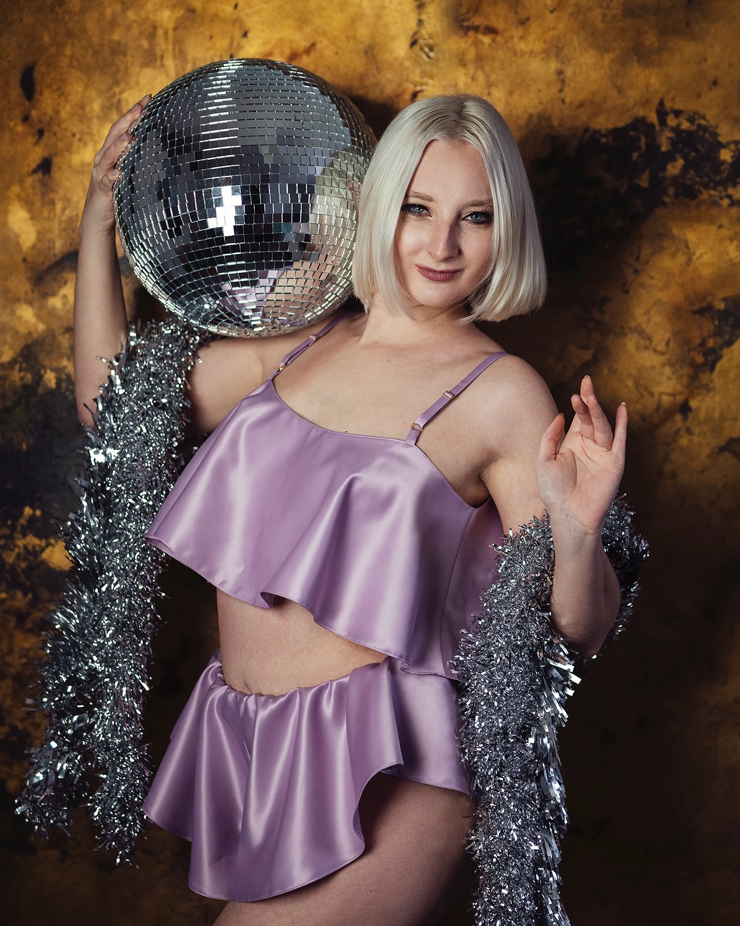 “Disco balls are like the sun, they bring light and warmth.” - Chic
Photographer @rookboudoir
Model @thelingerieraven
Designer @emiahcouture
#EmiahCouture #Emiah_UnNamed