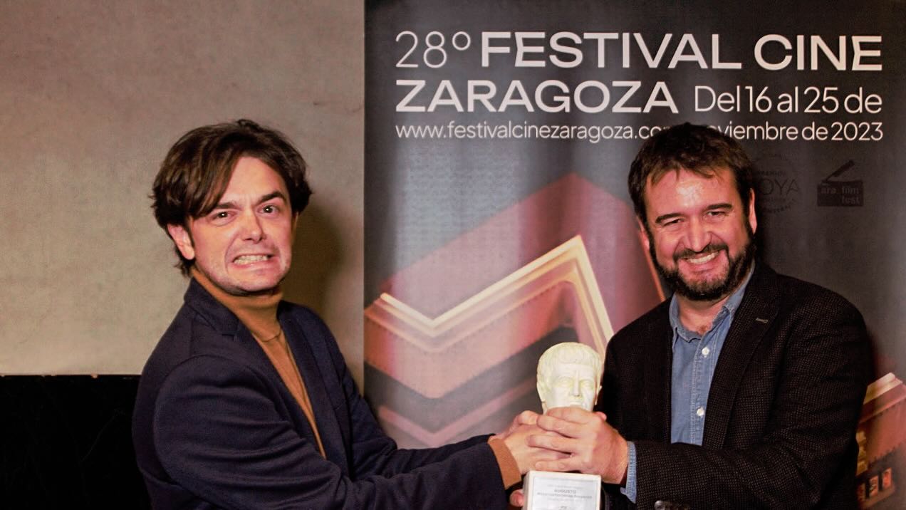 Premio Augusto al Mejor Cortometraje Aragonés en la 28 edición del @festivalcinezaragoza Felices de que nuestro @regresoalarmario guste y mas en nuestra Zaragoza. Enhorabuena a todo el equipo! Gracias a Archy y a todas las personas que hacen posible el festival ❤️
Una producción de Film More Entertainment LLC & Cosmosfan
Con Gerald Fillmore y Caro Cappiello
Música Marce Andino
Director de Fotografía Julio García Escames
Diseño de Producción Markos Keyto
Escrito y Dirigido por Gerald Fillmore
Producido por José Angel Delgado y Gerald Fillmore
Producción Ejecutiva: Gerald Fillmore, José Ángel Delgado, Julio García Escames, Caro Cappiello
Créditos y Cartel: David Arenas
Diseño de Sonido Diego Jota Arancibia
“Aquí dejo mi disfraz”
Letra: Marce Andino / Julieta Marcolla
Postproducción: Sintregua Comunicación
Film More Entertainment LLC
Distribución Selected Films