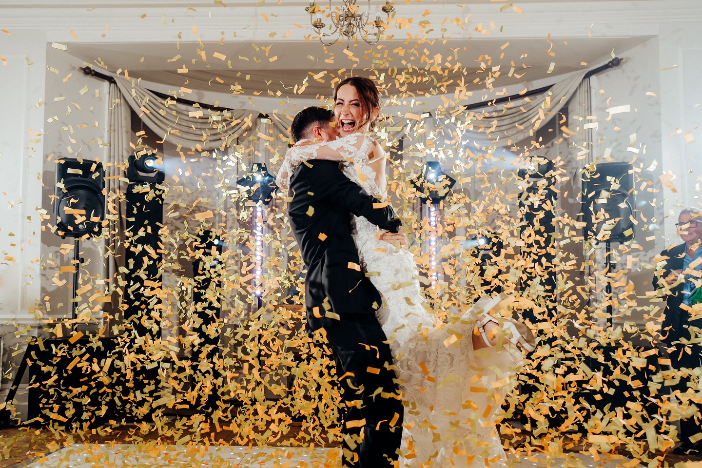 Carl and Holly’s first dance under a shower of confetti created this stunning photo from @clemstevensphotography 📸
#FirstDance #EastingtonPark #Wedding #Confetti