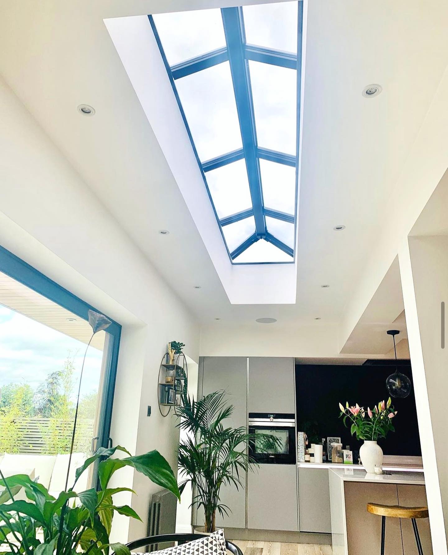 How gorgeous is this roof light fitted in this beautiful kitchen extension. 😍😍#murrillbuild #gorgeous #stunninghomes #beautiful #extensions #rooflight #crittal #myhomestyle #homeinspo #design #flowers #building #essexbuilders #chelmsfordbuilders #building #carpentry