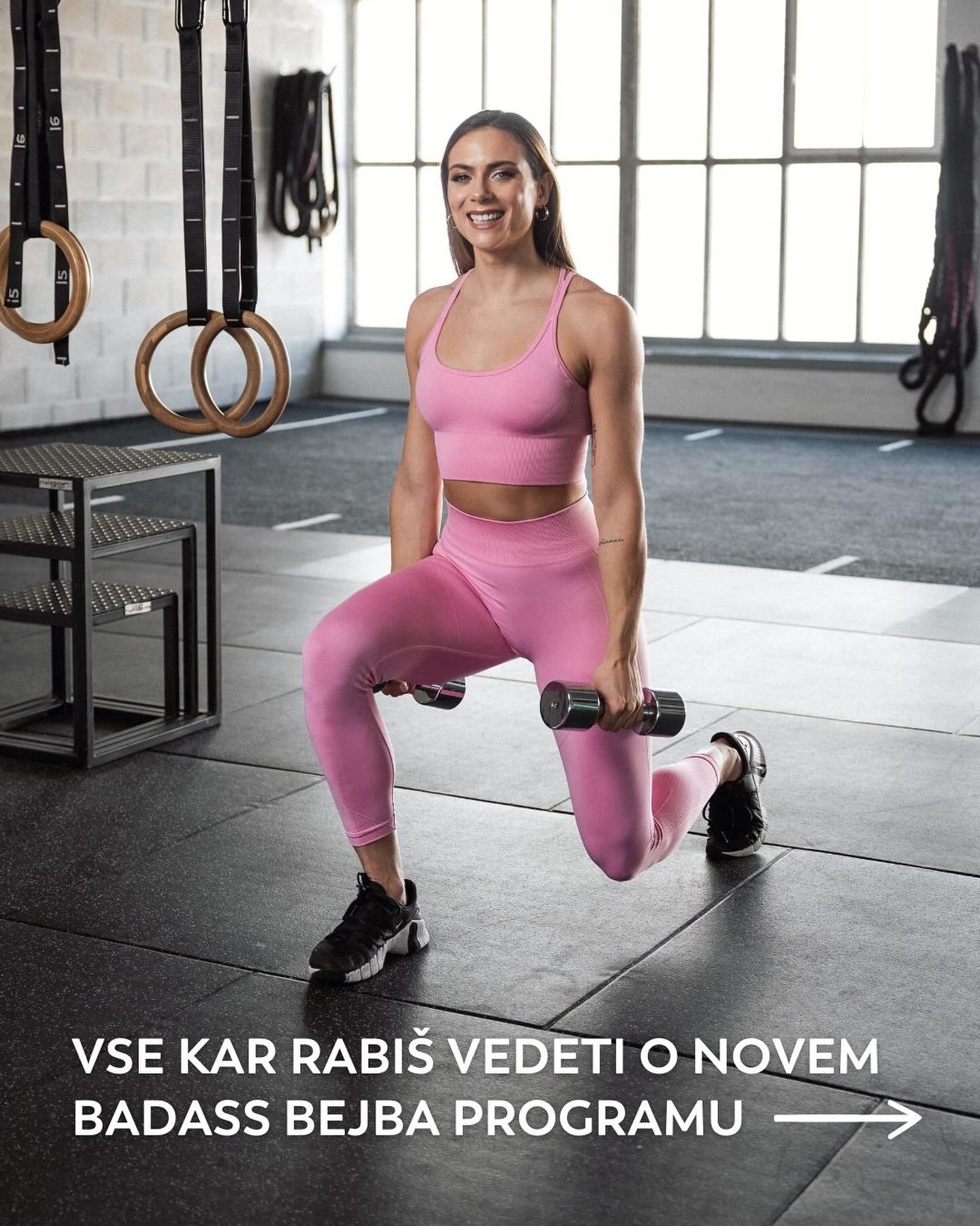 😍ALI SI PRIPRAVLJENA?😍
COUNTDOWN - samo še 1 dan nas loči do odprta prijav na Badass Bejba 3.0 vadbeni program! Wohoooooo.🥳🔥
✨𝐃𝐚𝐭𝐮𝐦 𝐨𝐝𝐩𝐫𝐭𝐣𝐚 𝐩𝐫𝐢𝐣𝐚𝐯: 𝐭𝐨𝐫𝐞𝐤, 𝟗.𝟒. 𝐨𝐛 𝟏𝟓:𝟎𝟎 𝐮𝐫𝐢✨
Tokrat sta dve najnovejši novosti programa:
1️⃣ Bonus "PLESNI TRENINGI", ki bodo predstavljali pravi odklop ob razgibanih ritmih in res dobri glasbi 💃🏽
2️⃣ Badass Bejba Podcast
Sama vem, da za popolno spremembo ni dovolj, da urediš samo prehrano in se konstantno gibaš. Za dolgoročno spremembo potrebuješ veliko več. Zato sem se odločila, da vse dodatne nasvete in poučne vsebine zapakiram v 4 različne podcaste z gosti:
1. Gost: @jernejogrin (tema: prehrana)
2. Gost: @matej__turk (tema: osebna rast, grajenje kvalitetnih odnosov do sebe in drugih)
3. Gost: @jankovacic_reset (pomen gibanja, naiad in zdravega nacina zivljenja)
4. Gost: Ga razkrijem jutri. 🤫Obljubim, da je ženskega spola in bo poskrbela, da bo nov program še bolj ženstven💄
Kaj vse bo vključeno v nov program:
✅ 2 težavnostni stopnji vadb:
💪🏼začetna stopnja
💪🏼Napredna stopnja
✅ Bonus treningi:
🍑 Treningi za zadnjico
💦 HIIT treningi
💃🏽 Plesni treningi
🧘🏽♀️ Pilates treningi
✅ Badass Bejba Podcasti🎙️
✅ Več kot 50 zdravih receptov🌮
✅ Vadbeni koledarček🗓️
✅ Knjižica programa📒
✅ Podportno- motivacijska skupnost👯♀️🤩
❗️Ps: Jutri boš lahko program zakupila po akcijski ceni- le 27,90€! Ta cena pa bo trajala le omejen čas. Zato jutri ob 15:00 akcijaaa🔥😍💪🏼
#badassbejba