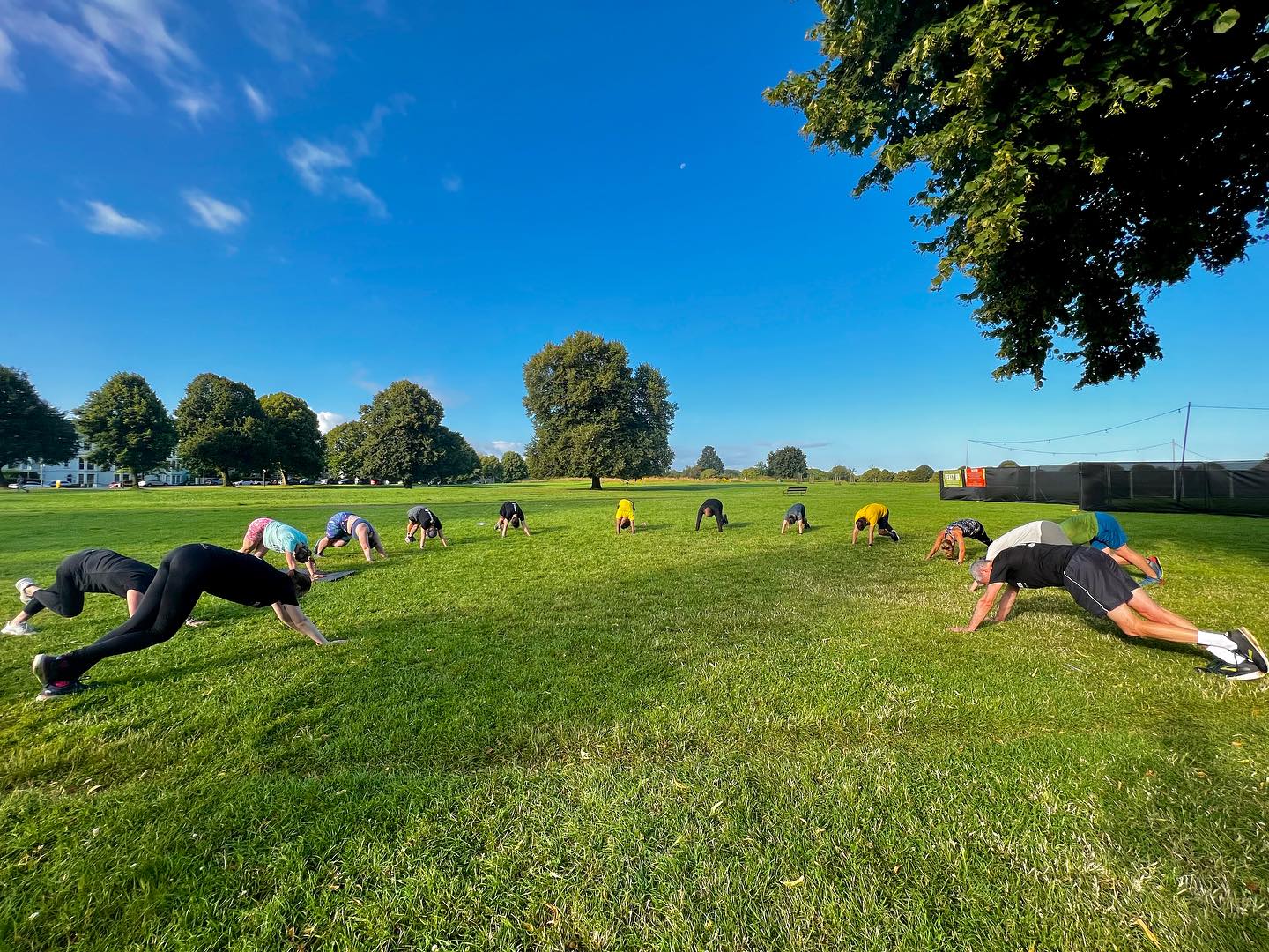 Friday morning HIIT crew finishing up in the early morning sunshine ⏰🐣🌅☀️❤️🔥☕️🥐😎 #WinningTogether
•
@bristol.hiit.fitness