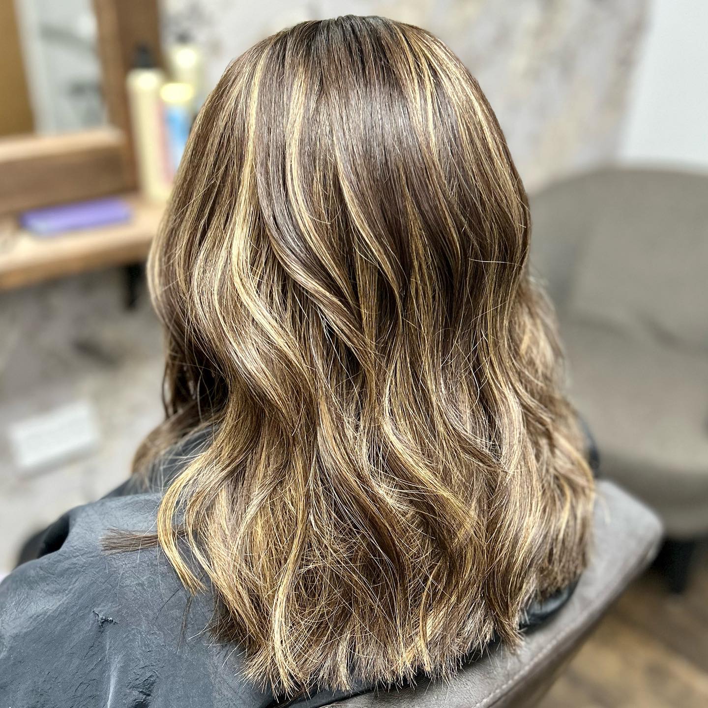 This young lady took full control of her hair loss today. She made the decision to shave the hair she has off and wear this beautiful wig.
She looks amazing.
We used 2 different colours and added a darker root for a more natural looking colour 🤩
.
.
.
.
#lacetopwigs #lacefrontwigs #lacewigs #wigs #lacefrontal #alopecia #areata #hairloss #hairreplacements #bespokewigs #customcolouredwigs #handmadewigs #wigbuilding #hairintegration #laceintegration #hairextensions #weave #hairlossspecialist #trichologist #trichology #hairlosssolution #hairlosssalon #hair