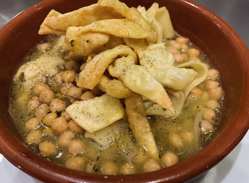 Ciceri e tria piatto tipico salentino pasta fresca e pasta fritta. Con cipolle e ceci