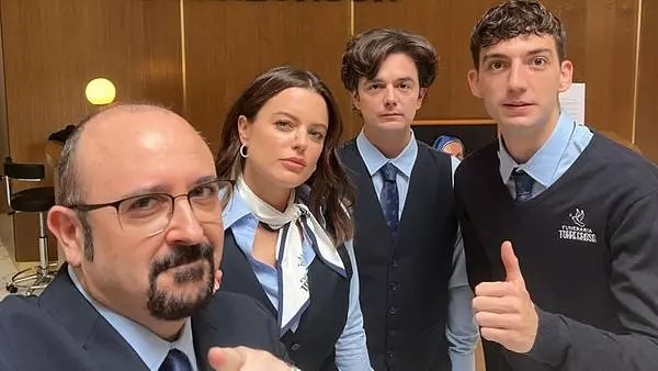 @vertele_oficial Habrá ‘Muertos SL’ para rato: la serie ya rueda su temporada 3 sin estrenar la segunda en Movistar Plus+
La funeraria más desastrosa del mundo vuelve a la acción: Muertos S.L. inicia el rodaje de su tercera temporada para Movistar Plus+, y verTele ha tenido acceso a la primera foto de las grabaciones y a las primeras valoraciones de sus dos principales responsables. La ficción ha sido renovada por una tercera tanda antes incluso de estrenar la segunda, y mantendrá el grueso de su elenco encabezado por Carlos Areces, que es también quien protagoniza este selfie junto a Adriana Torrebejano, Gerald B. Fillmore y Roque Ruiz para dar el pistoletazo de salida a su rodaje este mismo lunes 16 de septiembre.
La tercera temporada de Muertos S.L. se seguirá grabando hasta mediados de diciembre, alargándose durante unos tres meses. Alberto Caballero, creador de la serie y guionista de la misma junto a Daniel Deorador, Julián Sastre y Nando Abad, celebra su regreso: “Estamos exultantes de volver al tanatorio para continuar contando la vida de estas personas maravillosamente grises. Es un logro llegar a una tercera temporada en una plataforma, siempre hay que celebrarlo, eso te convalida por 10 temporadas en abierto hace 15 años”.