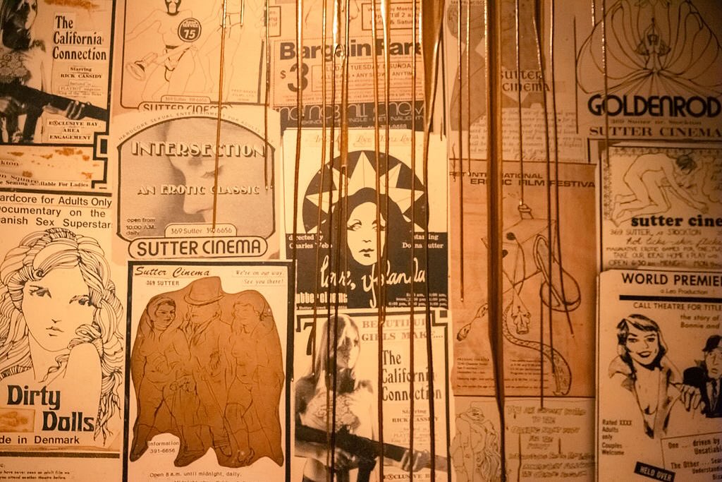 🎨✨ Subtle Elegance
Admire @caroline_lizarraga gold resin pours and our Erotic Cinema wallpaper. Look closely to uncover all the hidden images.
#PersonaVibes #ArtInAction #UniqueDecor #DiscoverTheDetails