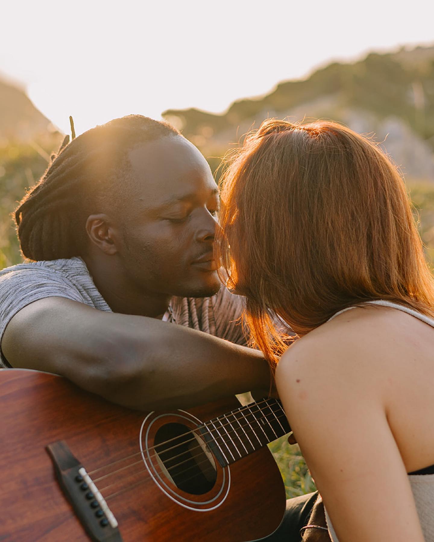 Paula y Malick querían unas fotos en uno de sus lugares favoritos para celebrar este momento tan especial en sus vidas.
Os podéis imaginar, un viernes por la tarde con la playa abarrotada de gente, subimos a los acantilados de Zumaia a ver el atardecer. Malick se trajo la guitarra y fue una sesión perfecta, con música, muchas risas y un poquito de baile al final.
Eskerrik asko bikote por la tarde tan bonita que pasamos ✨💛