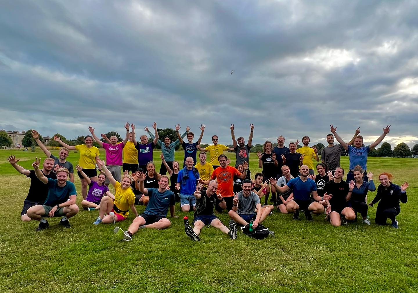 Facing a tough session & getting through it together with determination, will power & sweat is what evenings were made for 💛 #WinningTogether
•
@cliftonrunningclub
