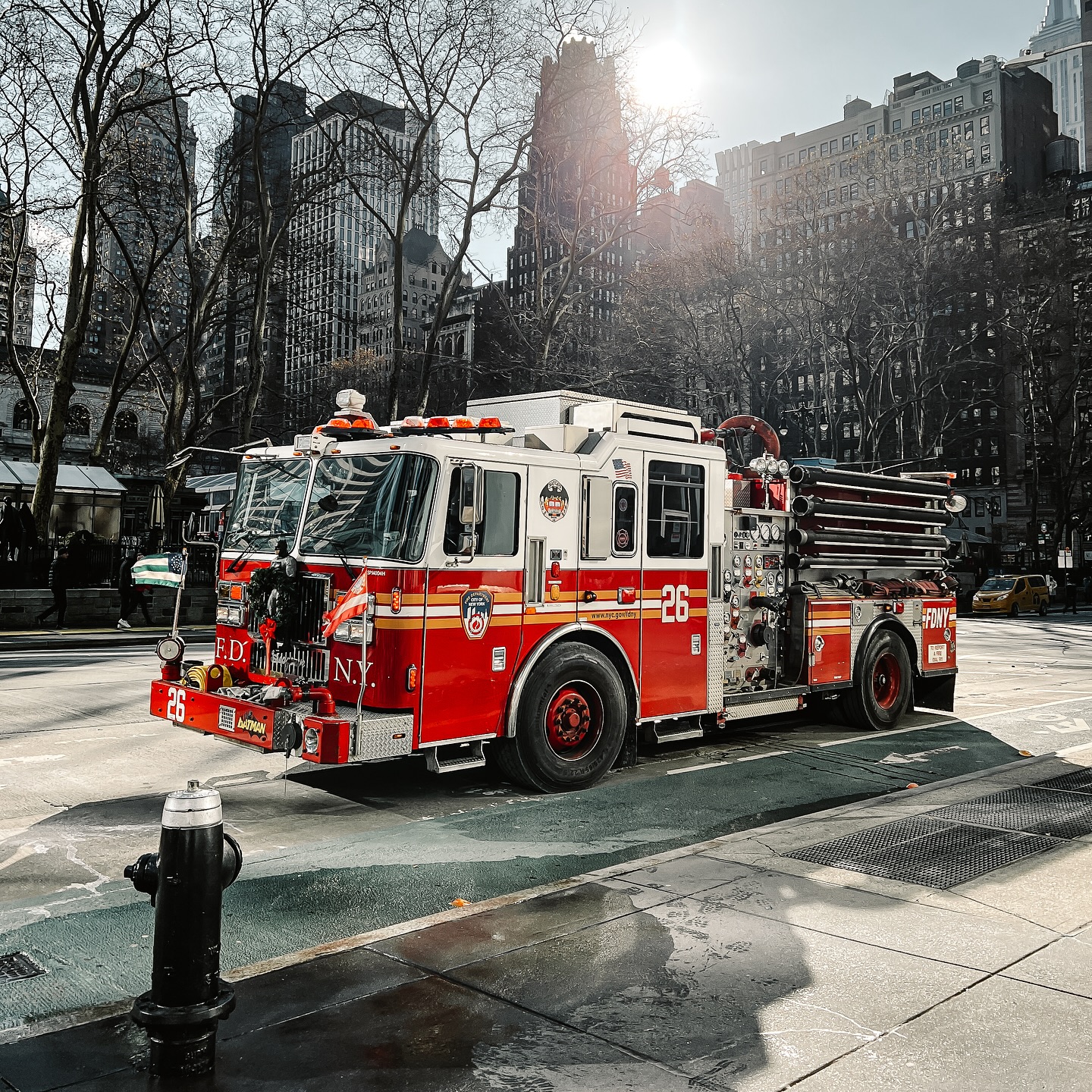 Les camions de pompiers c’est trop impressionnant à New York ! Quand ils sont toute sirène hurlante dans la ville on a clairement l’impression d’être rentré tout droit dans une série télé.
Clairement comme des gosses face à ces camions 🚒
#newyork #newyorkcity #fireman #usa #manhattan