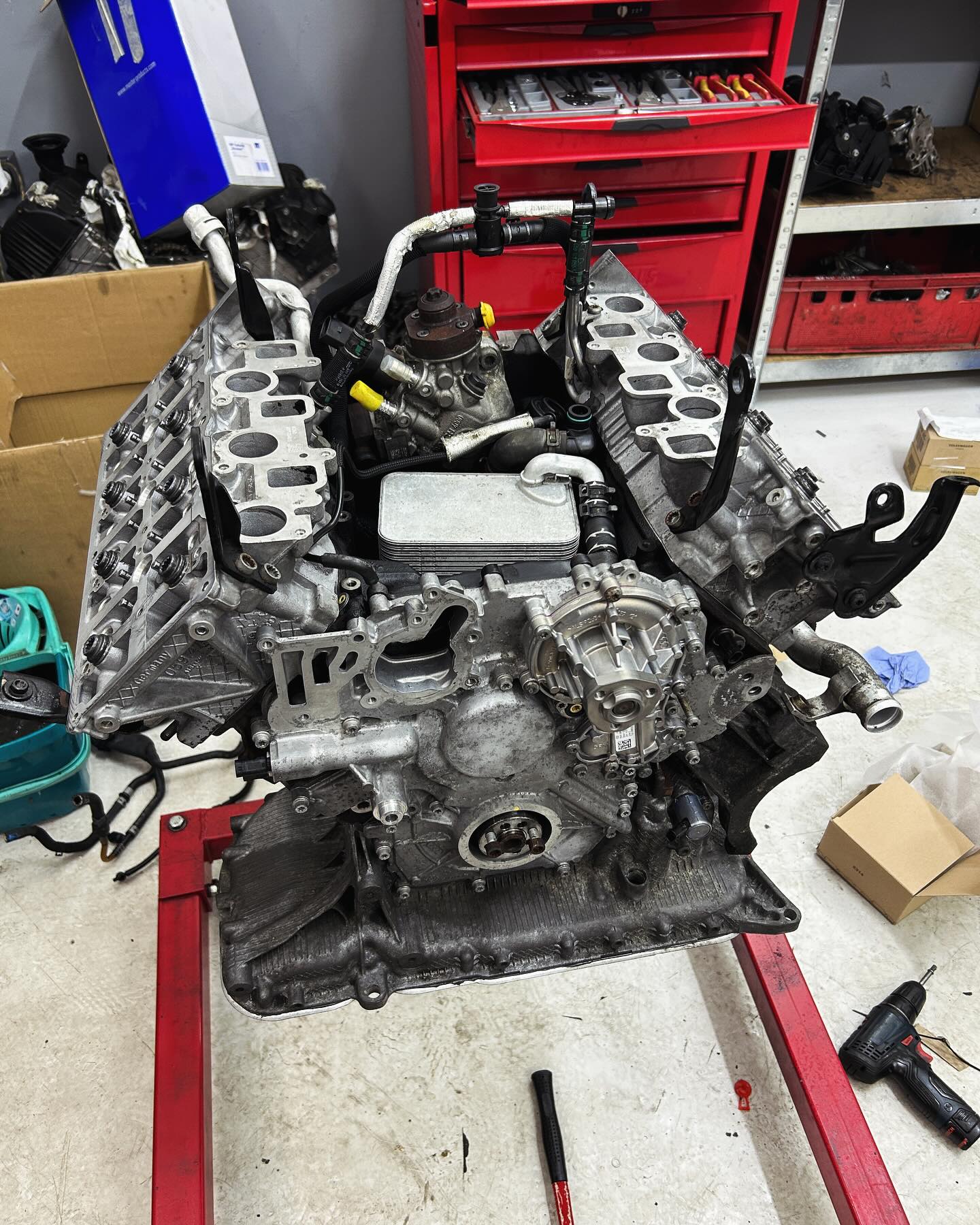 Jeden zavčas zachráněný 3.0 Tdi 180Kw chycený na klice
.
#audi #v6 #quattro #diesel #auto #car #czech #cars #cz #wash #skoda #travel #europe #czechgirl #travelgram #czechrepublic #top #czechboy #wax #relax #mechanic #instacars #job #work #instagood #tattoo #instamood #engine #motor