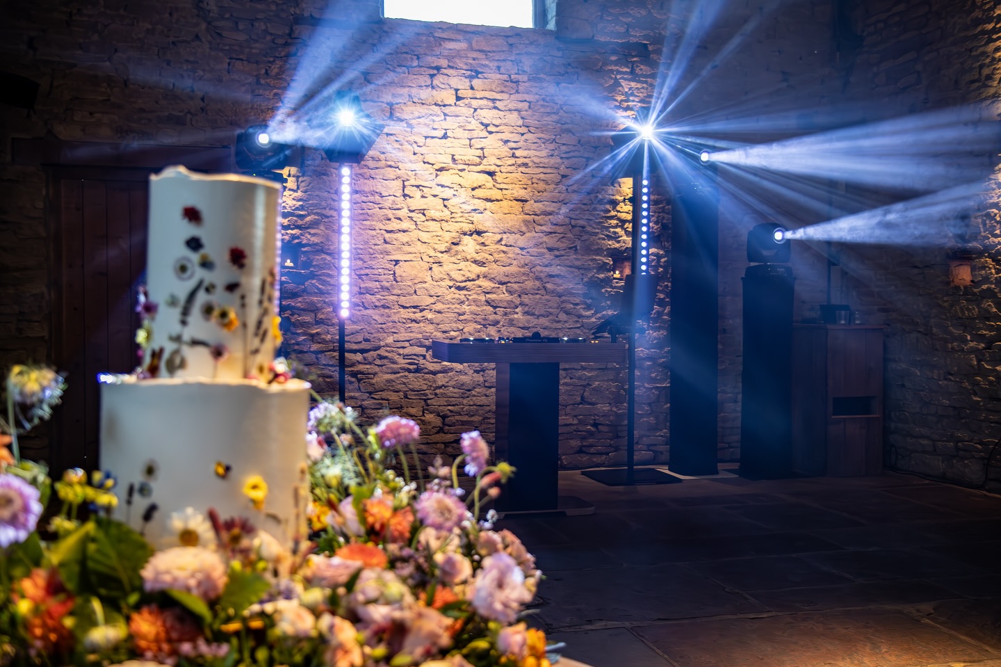 What an epic night last night @crippsbarn for Aaron and Jade’s wedding.
Another couple that booked me with one request, don’t be a typical cheesy wedding DJ!
I was happy to cater for this and opened the floor with R&B quickly moving into Dance, Indie/Rock and DnB. 🎵
Can’t way to see what @lewismembery captured from the night! 📸
#weddingdj #barnwedding #party #cotswoldwedding