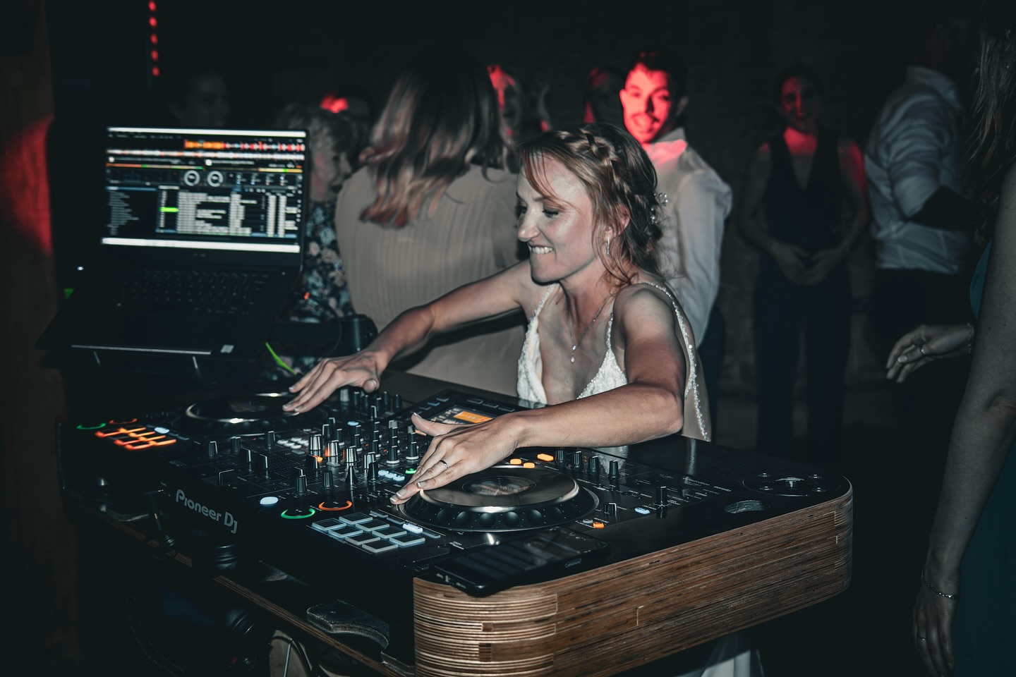 When the bride decides to rewind the track. 🎧
@kingscotebarn providing a fantastic setting for Ella & Justin’s wedding celebrations.🥂🥳
#wedding #weddingparty #kingscotebarn #weddingdj #bride #party