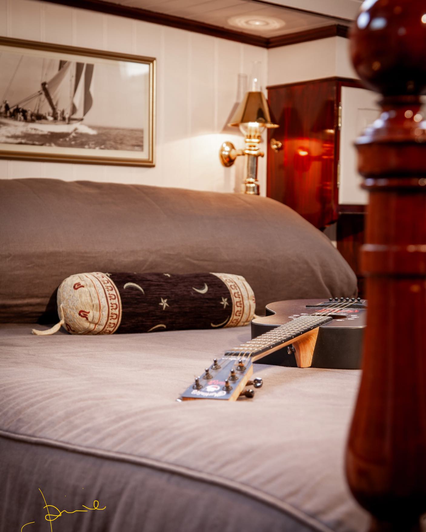 It’s all in the detail. With a little thought and a knack for telling a story, you can transform an interior into something that sounds or smells or feels like it should. An image you want to step into and become part of. That’s a good photo! This detail was an easy choice as it’s Roger Taylor’s old classic yacht 🥰