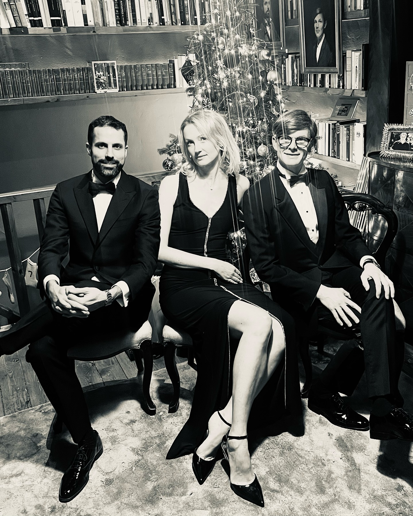 Lady Able and her boys, also known as Willameena’s models @iagothewanderer and @colmcorrigan Their portraits can just be seen in the background. Here’s to a fabulous 2024!!! #vintagedress #vintageclothing #portraitpainter