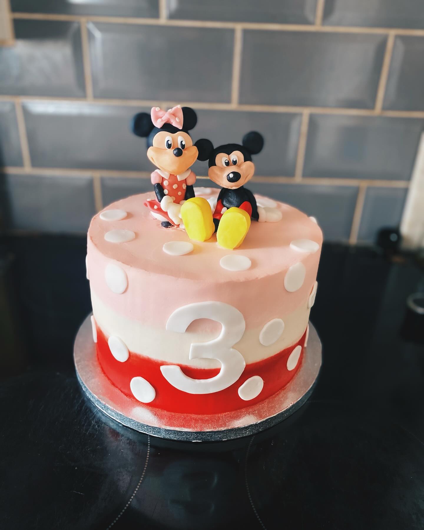 I’ve been pretty bad at posting cakes recently so here is me trying to clear a backlog of cakes! This was from so long ago but I loved how the cake toppers turned out so here it is! #mickeymouse #minniemouse #mickeymousecake