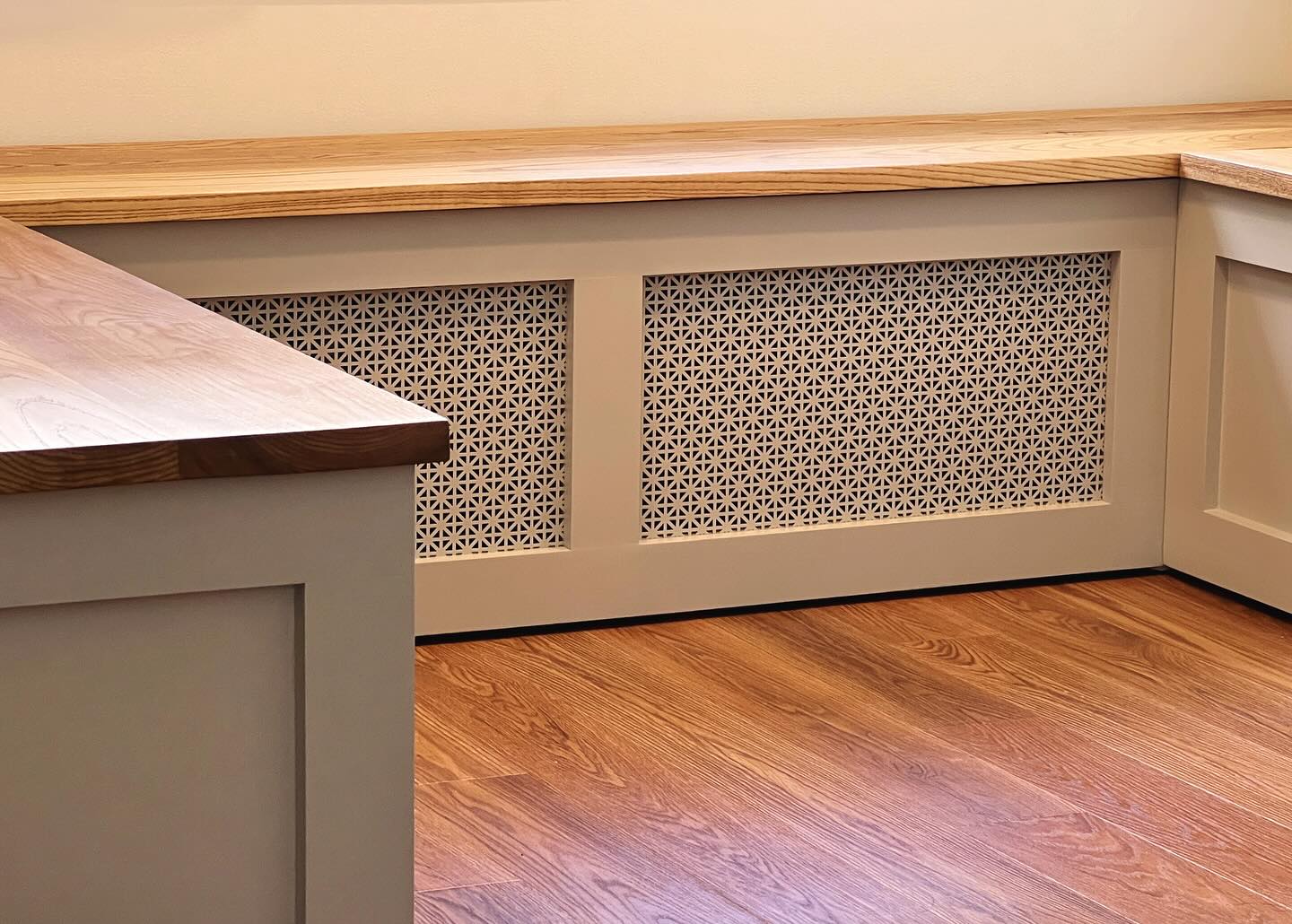 Breakfast nooks provide such a wonderful opportunity to maximize a space and reveal its true potential, and we love building them! 🛠️✨🪵
For this build, we helped our customer swap out a set of chairs for three custom benches. By adding more, sometimes larger furniture to an alcove like this, the space feels larger and is more functional with tons of built-in storage!
#pathdesign #pathdesignco #followyourpath #woodworking #woodworkingcommunity #custommadefurniture #hardwoodfurniture #breakfastnook #storagebench