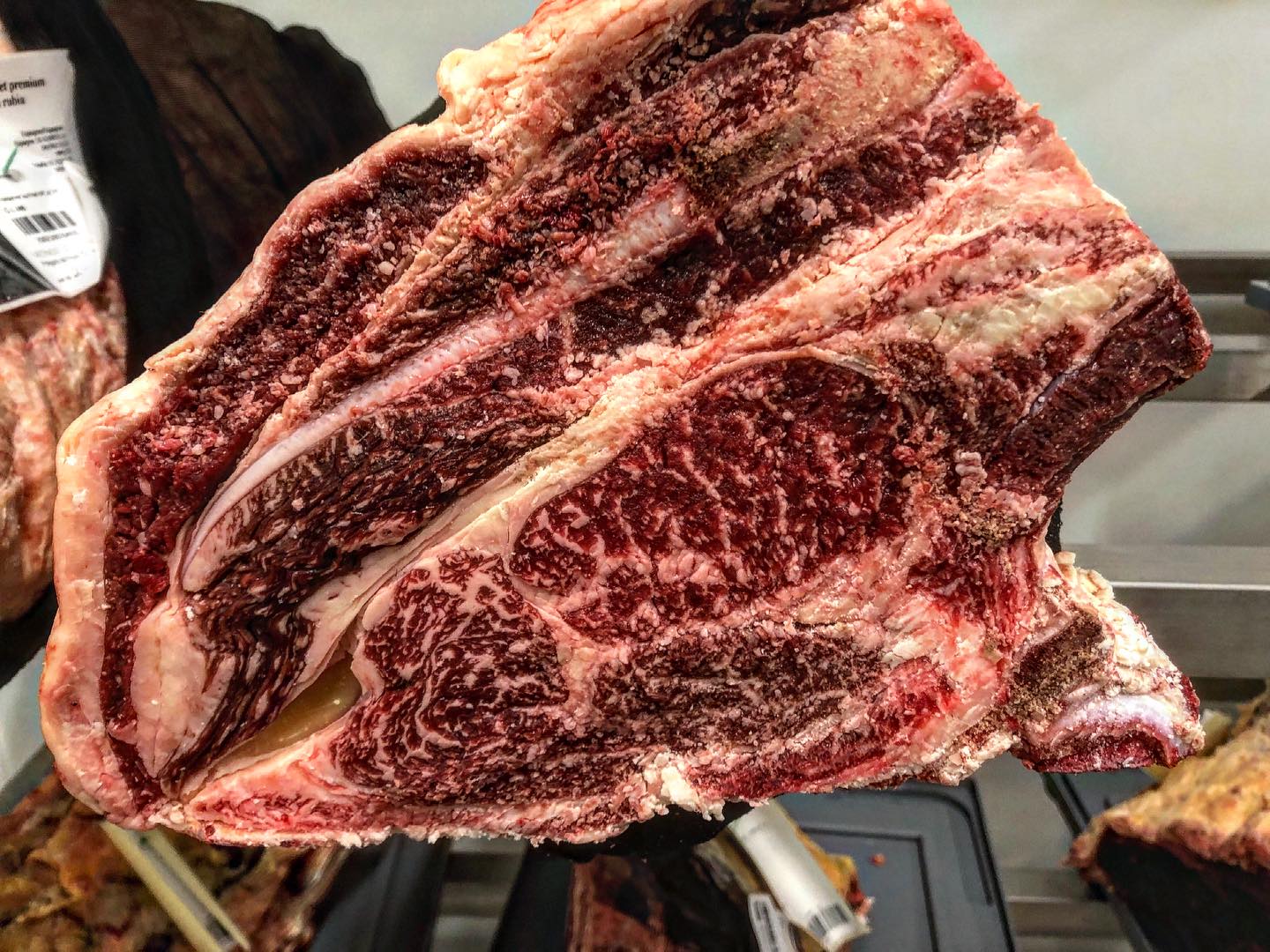 Un joli déhanché wagyu top viens d’arriver avec son filet pour les amateurs de viandes d’exceptions. En carré, en entrecôte en faux filet ou Tbone @boucherie_lyonnaise_origine_ #wagyulover #corbas #viandesmaturées