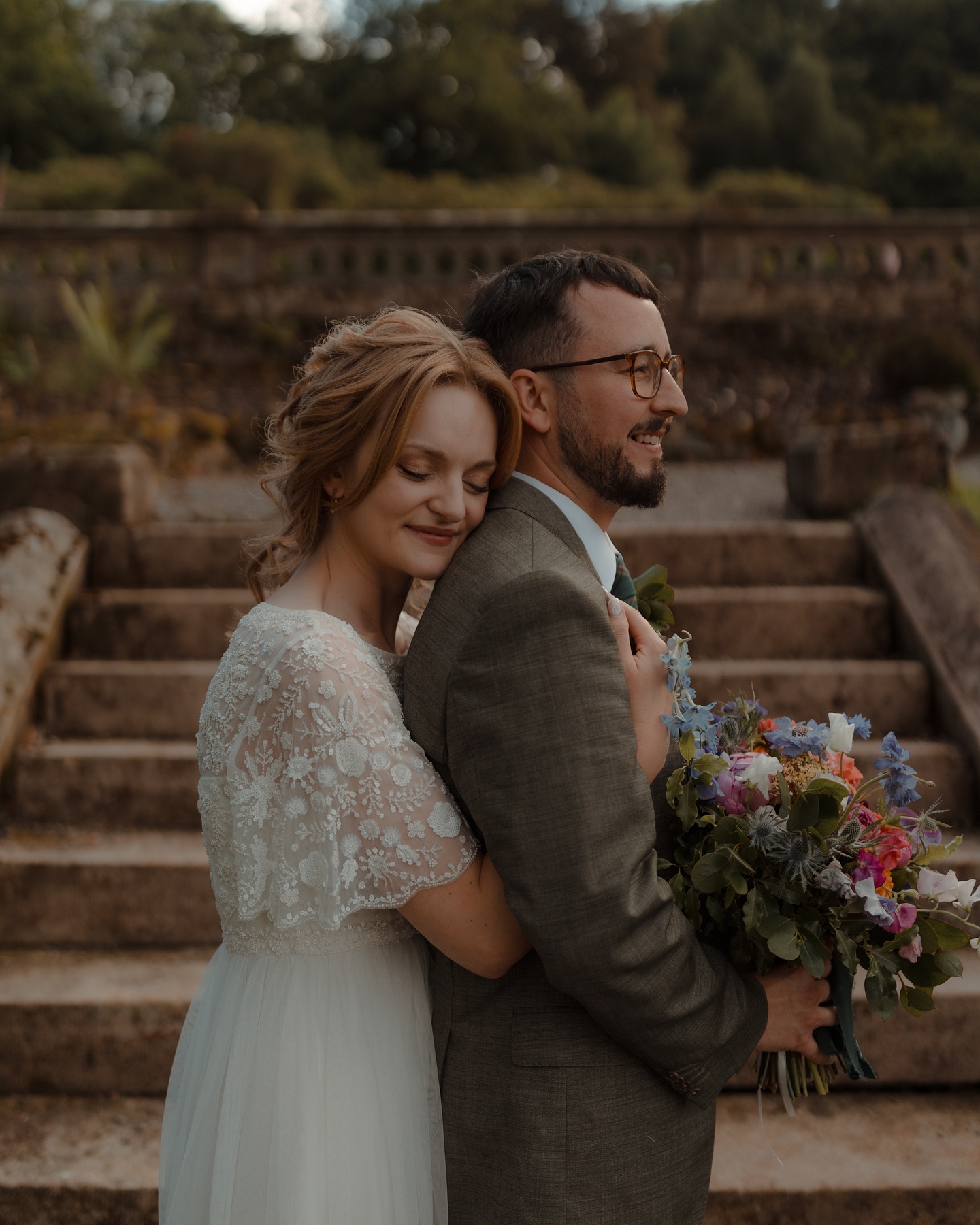 A beautiful day filled with the kindest souls ✨✨ Hannah + Josh were a total joy to capture at the lovely @auchencastle
@lindseyhumanistcelebrant
@mountaindaisyfloristry
@evallehair
@makeupbyhania
@laurengilmourhmua
@boss
@monsoon