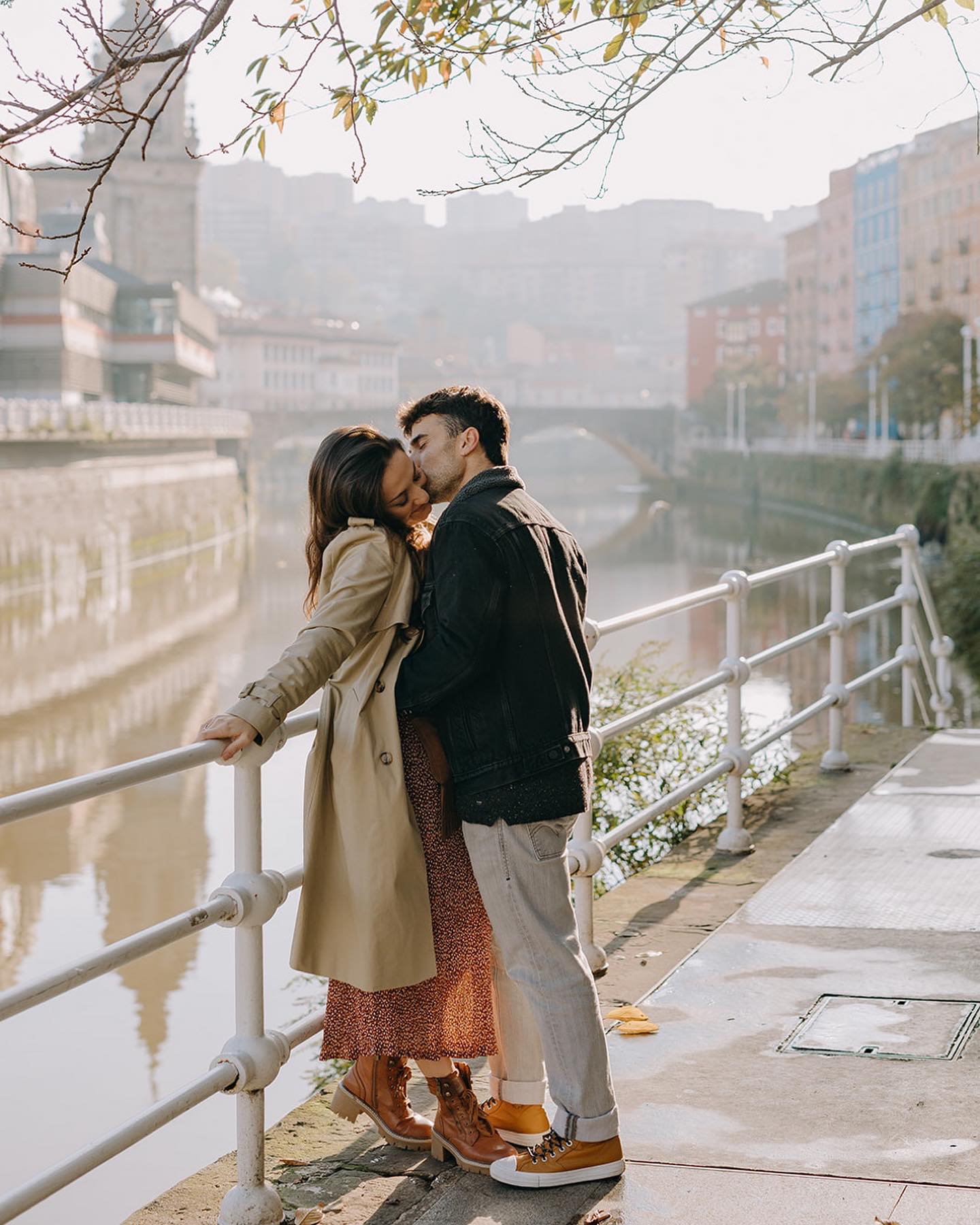 Era una mañana de muuucho frío en Bilbo y había quedado con @aioraponce y Eder para desayunar y hacer unas fotos☺️. El desayuno que nos pegamos estuvo de 10 y la sesión fue una maravilla! Por cierto, qué luz tan bonita hay en la ciudad a esas horas ✨
Es cierto que siempre es mucho más fácil cuando conocemos a la pareja, cuando hay más risas que nervios y sobretodo cuando están súper dispuestos a ponerse delante de la cámara.
La idea era hacer el mismo recorrido que les gusta cuando tienen un ratito para los dos. Así de simple, y así de especial… porque mi única intención era crear momentos para que se olvidaran de que estaba allí y hacerles sentir a gusto. Creo que nos quedó muy bonito💛. Millesker bihotzez bikote!!