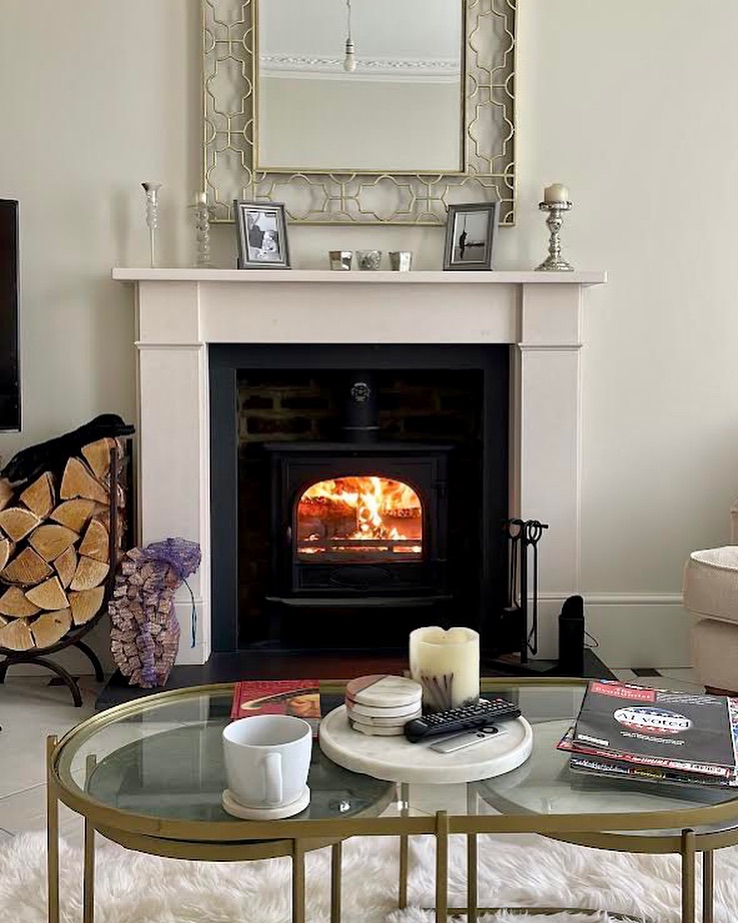 Dreaming of this cosy set up on days like today 🤍🌧️
Our trendy customer has done a lovely job of decorating around her @stovaxgazco Stockton 5 Wide and @capital_fireplaces Hersham mantel, slips & hearth.