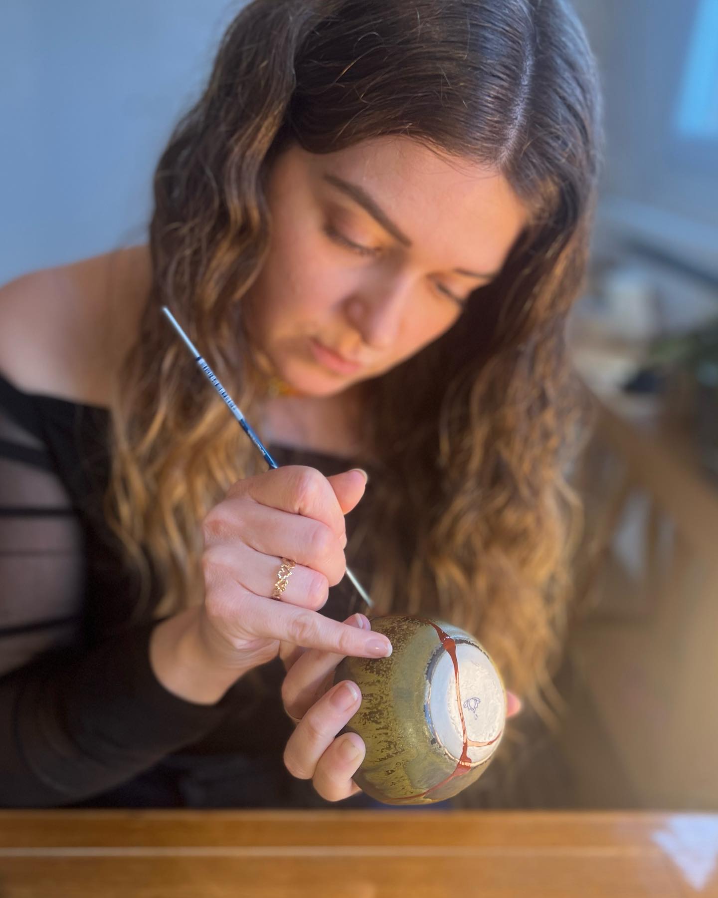 ✨FORMATION KINTSUGI✨
Retour sur la formation en kintsugi de la semaine dernière en photos. Merci à tous.tes pour ces moments si précieux et votre confiance !
Prochaines formations :
* 8-11 janvier 14h30-16h30
COMPLÈTE
* 8-11 janvier 19h-21h
3 PLACE RESTANTES
Infos et inscription en lien sur mon profil 🌞
#kintsugi #金継ぎ #laque #artisanat #craft #kintsugiart #kintsugirepair #gold #japanesecraft #ceramique #ceramics #ceramiquecontemporaine