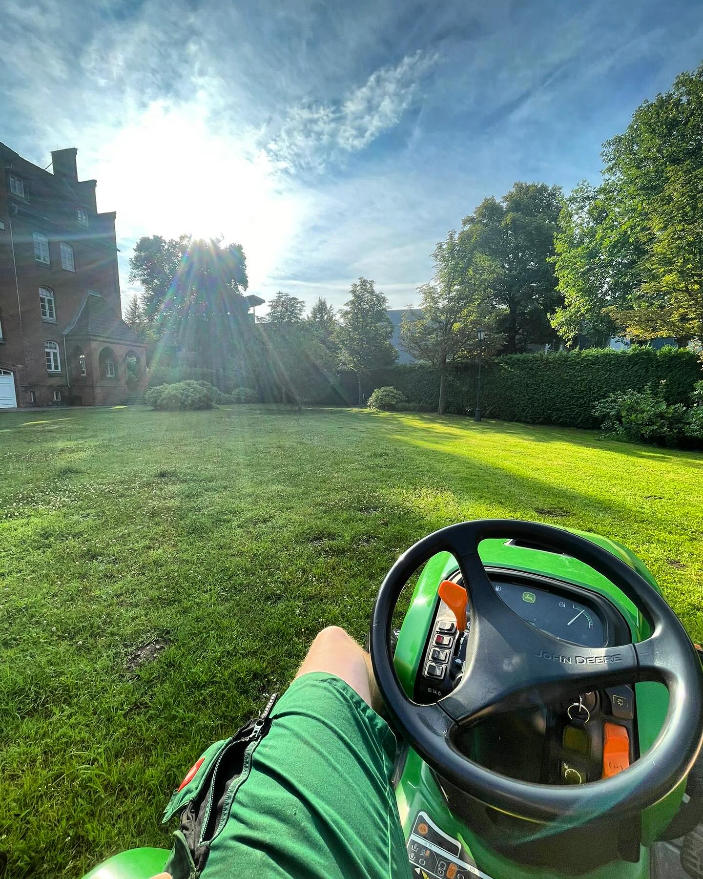 Ein sonniger Morgen bei der Gollo!
Unsere Gärtner sind bereits früh unterwegs, um eure Gärten auf Vordermann zu bringen. Mit unserem zuverlässigen John Deere Rasentraktor sorgen wir für einen perfekt gemähten Rasen, der in der Morgensonne erstrahlt. Egal, ob großer oder kleiner Garten, wir haben das richtige Equipment und die Expertise, um eure Grünflächen optimal zu pflegen.
Kontaktieren Sie uns für Ihre Gartenpflege und erleben Sie den Unterschied, den professionelle Arbeit macht!
Euer Team von Gollo Gartenbau 🌿
#Gartenpflege #JohnDeere #Rasenmähen #GolloGartenbau #Sommer #Gartenliebe #reesegruppe @die.reese.gruppe #ausbildung #lünenurg #vastorf #diegollo #gollo #365tagefürsieimeinsatz