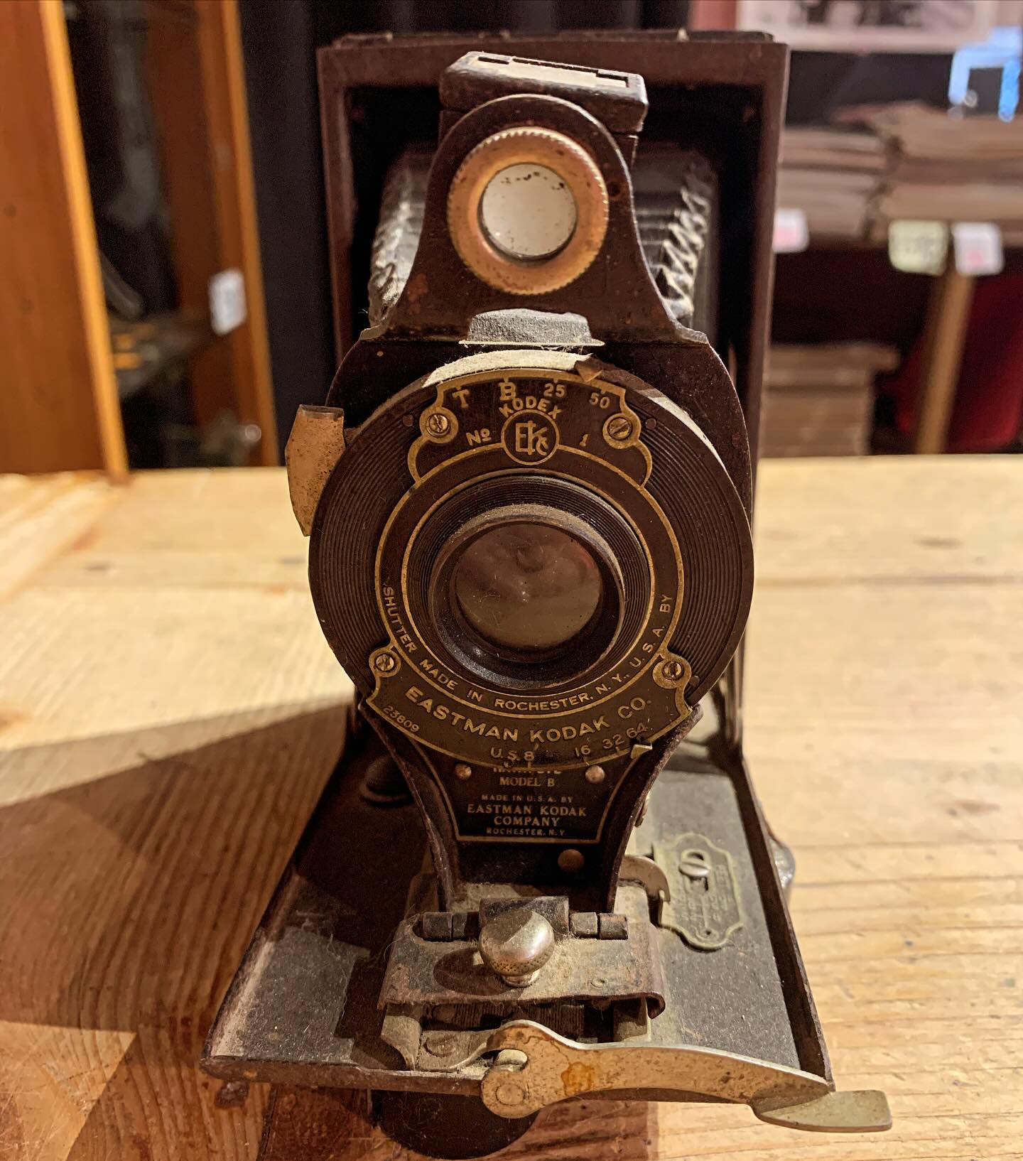 Decoratieve camera Eastman kodak Co #koetshuisantiek #koetshuis81 #antiek #antiques #brocante #vintage #antwerp #antwerpen #kloosterstraat_antwerpen #kloosterstraat81 #kodak #eastmankodak #camera #decoration #decoratie #wooninspiratie #woontrends #woondecoratie #forsale #tekoop