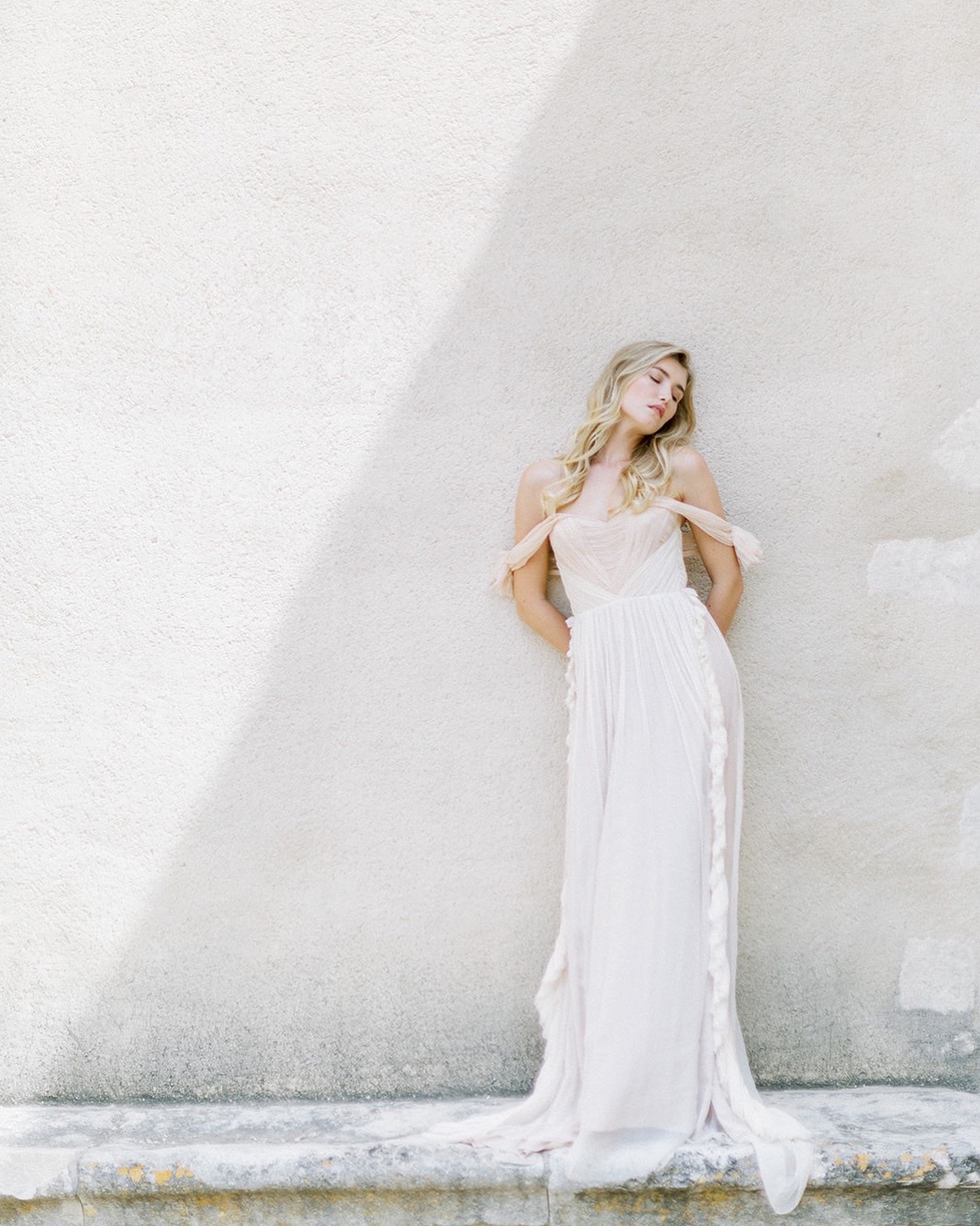 Plongez dans la délicatesse de la mousseline de soie avec cette robe de @mywony_atelier. Une véritable ode à la douceur et au romantisme✨
.
.
Photos: @sandramalbequi.photography
Planning and concept: @geraldineleblanc.photography
Floral designer: @capucineatelierfloral Dress: @mywony_atelier
Venue: @domainelesmartins
Hair and make-up: @karinebrossardmakeuphair
Stationery: @thebridalpress
Muse : @oceane.leny
.
#RobedeMariée #MywonyAtelier #weddingdress #weddingphotographer #weddingsouthoffrance #weddingphotographersouthoffrance #weddingfrenchriviera #fineartweddingphotography #myarchetype #luxurywedding #luxuryweddingphotographer #romanticwedding #romanticweddingdress #fineartweddingphotographer #provencewedding #wedding2024 #destinationweddingphotographer #frenchrivierawedding #rivierawedding #fineartweddingfrance #luxuryweddingplanner
