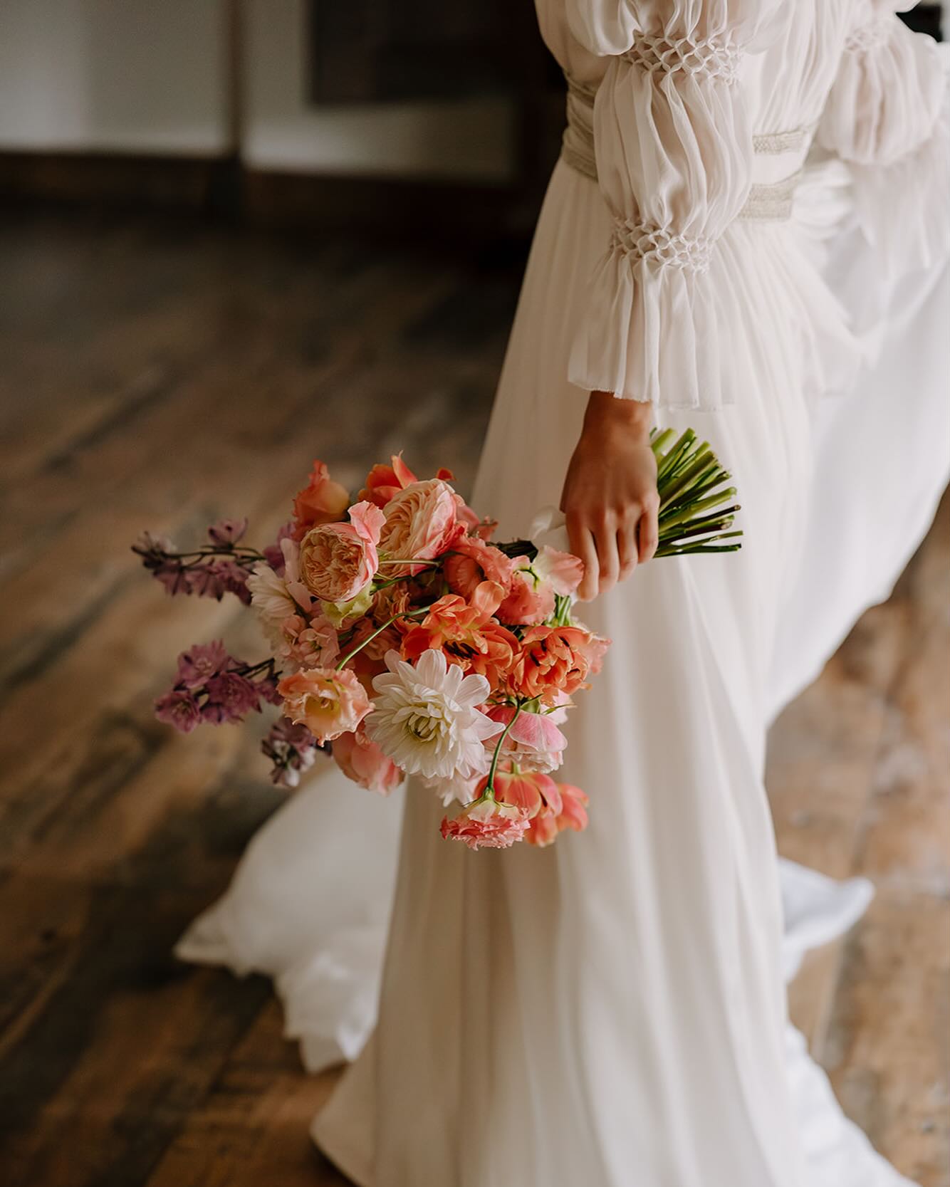 Janire y yo trabajando juntas en los preparativos:
- “June, gírate, que tenemos luz bonita y queremos foto de la maravilla de vuelo del vestido, da vueltas, pero sin marearte…”
- “Ay, pero espera… es que ese ramo es una pasada!” 💐
- “Vale, y ahora sigue dando vueltas…” ✨