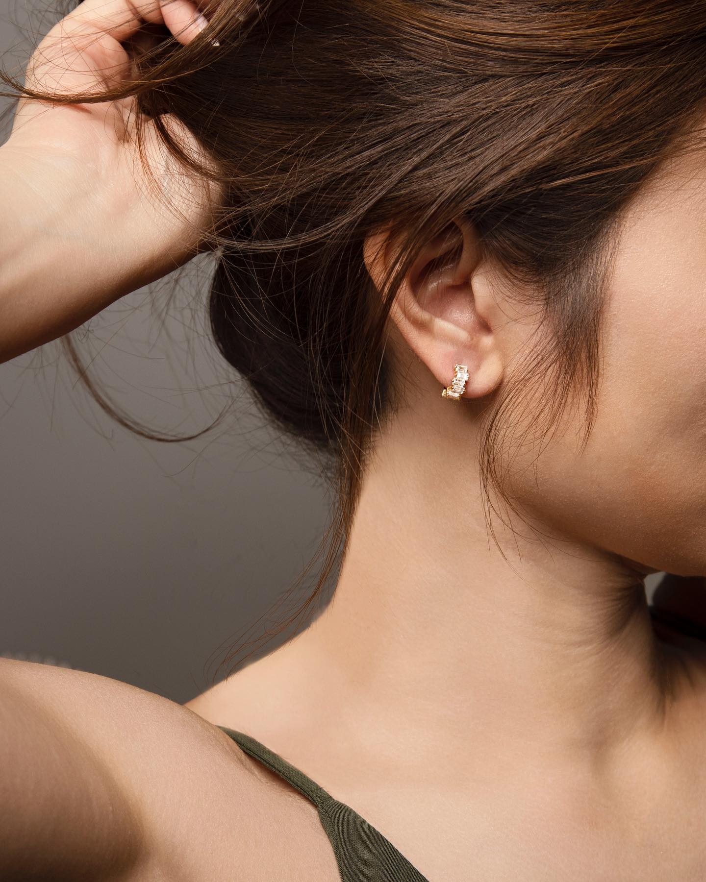 #huggiesearrings with sass (and plenty of diamonds)
Available in other sizes and in 18K yellow gold, 18K rose gold and 18K white gold for something close close but different? DM us now!
#skylarcdiamonds #diamonds #naturaldiamonds #labgrowndiamonds #hkdiamonds #hongkongdiamonds #engagement #wedding #earrings #diamondearrings