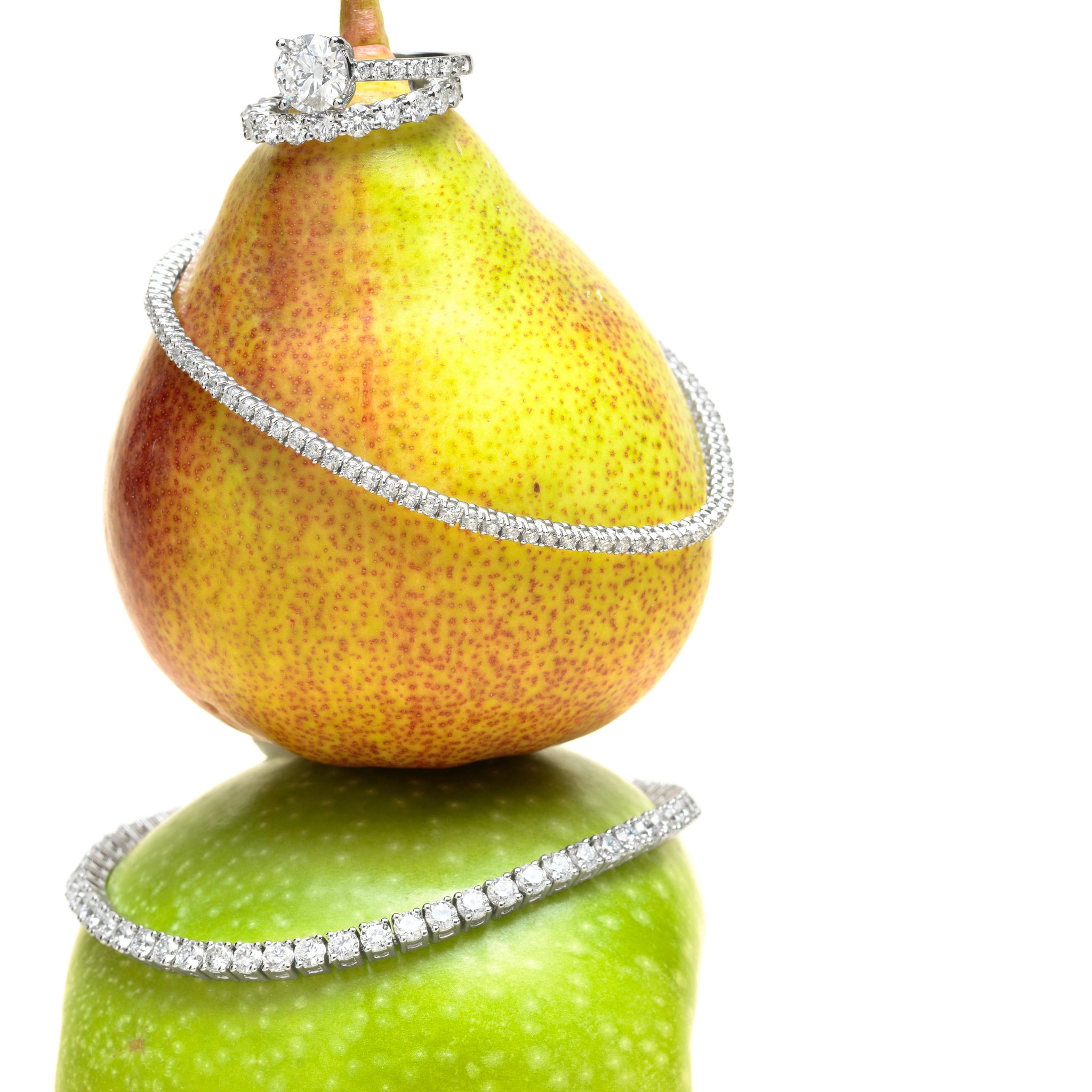 🍐✨ “Pear-fectly” sparkling! Our diamond tennis bracelets are the ultimate way to add some juicy glamour to your look. Who knew diamonds and pears made such a sweet pair? 😉💎
#Pearfection #DiamondDelight #FruitfulFashion #TennisBracelet #ShineOn #skylarcdiamonds #NaturalDiamonds #LabGrownDiamonds #Weddingjewelry