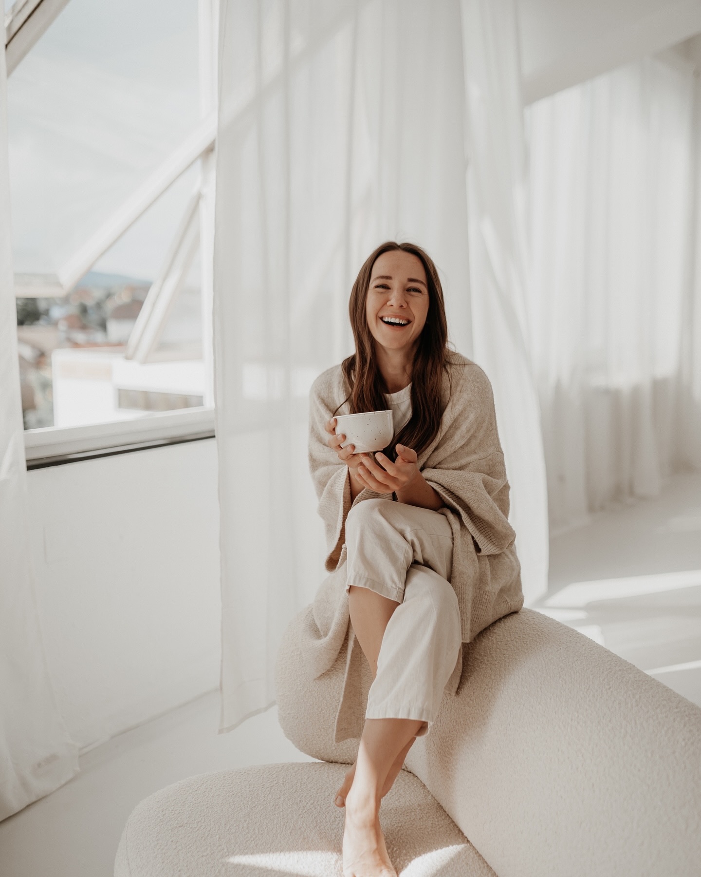 Geht es dir so richtig gut? Fühlst du dich vital, fit und voller Lebensenergie?
Wirklich? Oder gehören Verdauungsprobleme, Hautprobleme, Schlafprobleme, Periodenschmerzen oder zu viel Stress zu deinen Dauerthemen?
Wie würdest du dich fühlen, wenn diese Themen nicht mehr Teil von dir wären?
Du hast es verdient dich richtig gut zu fühlen, nicht nur halb gut!
Dein Leben in voller Lebensfreude und Leichtigkeit zu führen und dich vital und gesund zu fühlen, statt abgeschlagen, müde und gestresst!
Du möchtest die ersten Schritte Richtung ganzheitlichem Wohlbefinden gehen?
Dann lass uns gemeinsam während des Übergangs in den Herbst eine ayurvedische Reinigung erleben.
Ab dem 07.10. starten wir gemeinsam in einen Ayurvedischen Cleanse! Bist du dabei?
Dann schreib mir gerne eine Nachricht, ich freu mich auf dich!
Und für alle, die schon länger über eine tiefgehende Ayurvedische Konsultation nachgedacht haben, um ihre Gesundheit und Wohlbefinden richtig anzugehen: für alle Teilnehmer des Cleanses, gibt es einen 50% Rabatt auf deine Erstkonsultation!
Es lohnt sich also dreifach 🤍
YOGA
AYURVEDA
WELLBEING
WOHLBEFINDEN