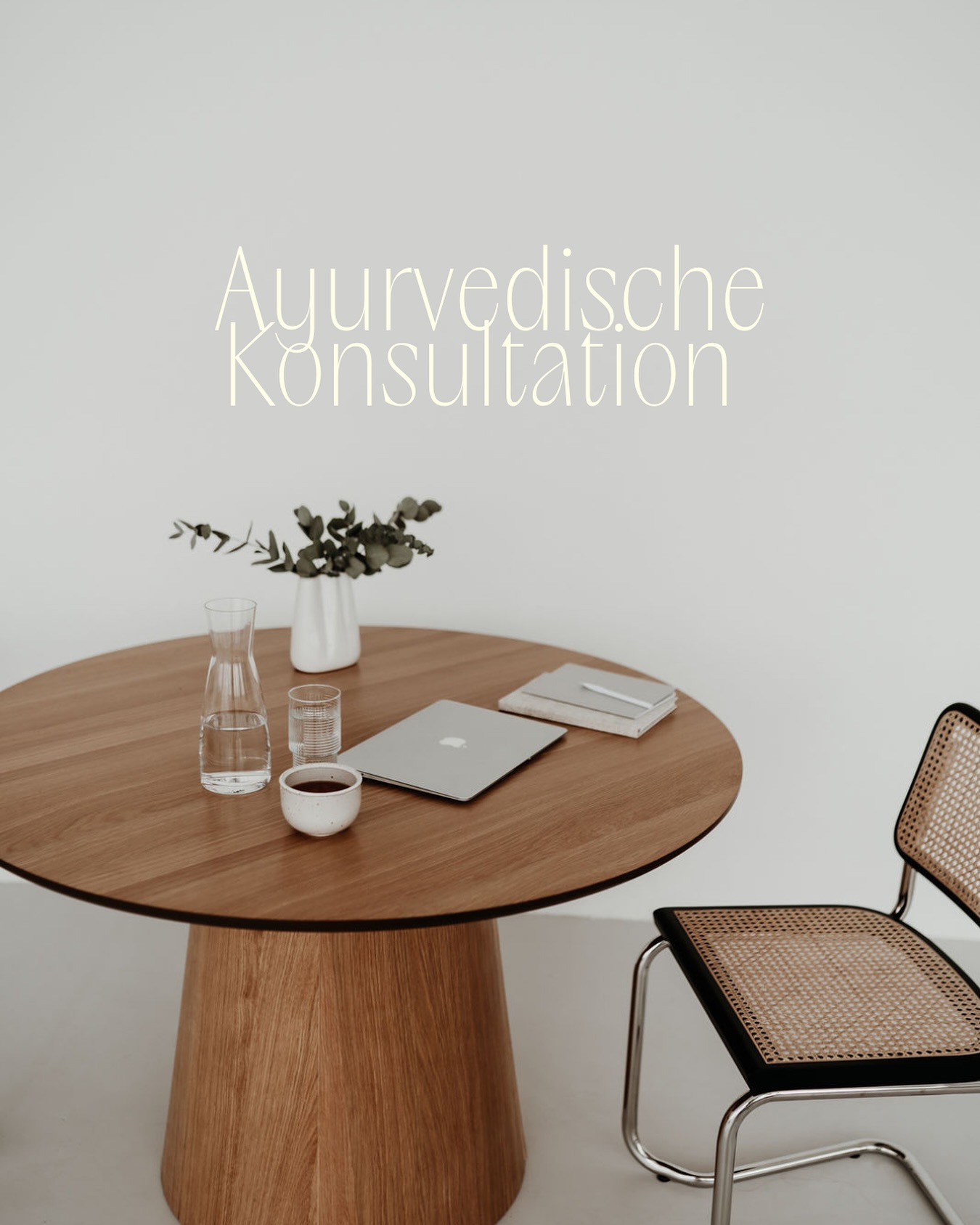 Mit einer individuellen Ayurvedischen Erstkonsultation schaffst du eine beständige und nachhaltige Grundlage für deine Gesundheit sowohl auf körperlicher als auch auf mentaler Ebene.
Aber wie läuft so eine Ayurvedische Erstkonsultation eigentlich ab?
Zuerst bekommst du einen ausführlichen Wellness Frageboden sowie ein Dosha Quiz zugeschickt. Für das Ausfüllen darfst du dir Zeit nehmen, denn deine Antworten bilden die Grundlage für unsere Beratung.
Sobald du alle Fragen beantwortet hast, vereinbaren wir einen gemeinsamen Termin (online oder vor Ort) in dem wir über 1,5 Stunden deine Antworten auswerten und ich dir deine persönlichen Empfehlungen zu Ernährung, deinem Lebensstil, deiner Routinen sowie gegebenenfalls Yoga Asanas, Meditationen und Atemtechniken individuell für dich an die Hand gebe.
Im Anschluss an unseren Termin erhältst du ein Hand-Out mit allem was wir besprochen haben, sowie Rezepten und Empfehlungen für den Einstieg in deine persönliche Ayurveda Reise.
Du wünscht dir einen Folgetermin, um gemeinsam deine Fortschritte zu besprechen oder Anpassungen vorzunehmen?
Kein Problem, dann buch dir gerne direkt einen Follow-Up Termin dazu.
Wusstest du, dass du bei Buchung des Ayurvedischen Cleanse ab dem 07.10. auf die Ayurvedische Erstkonsultation einen Rabatt von über 50% erhältst? (Statt 199€ nur 99€)
Schreib mir gerne eine Nachricht und buche deine Erstkonsultation! Du hast es verdient dich richtig gut zu fühlen 🤍
AYURVEDA
WELLBEING
HEALTH