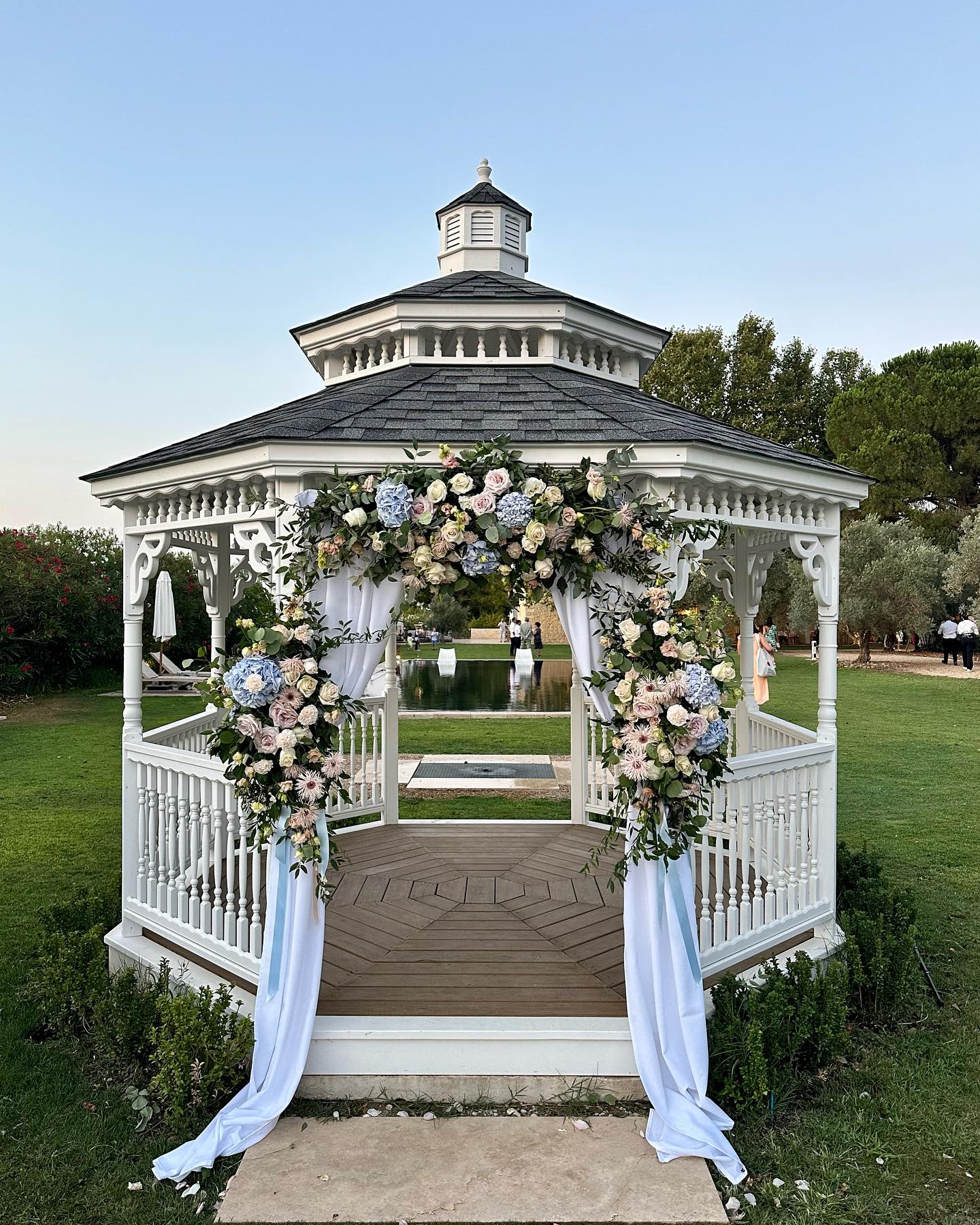 Le kiosque du Domaine embelli par @jardindarums ♡
#kiosquemariage #gloriette #wedding #mariagesuddelafrance