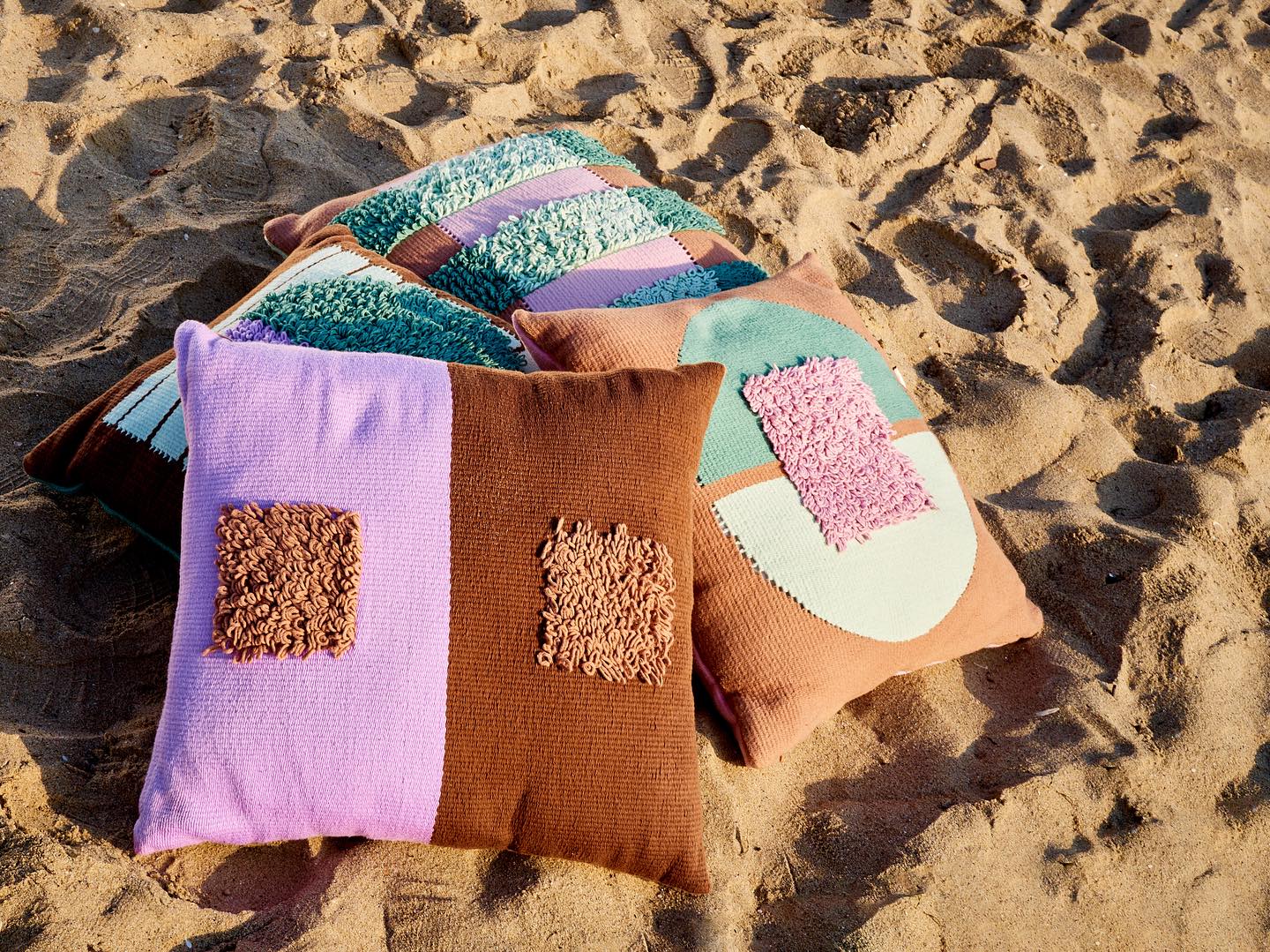 🎶 Zen Is When…. You’re cozied up with your pillows and good music on a gloomy day ☁️
📸 @irisphoto_graphy
🧶 @dzevstudio