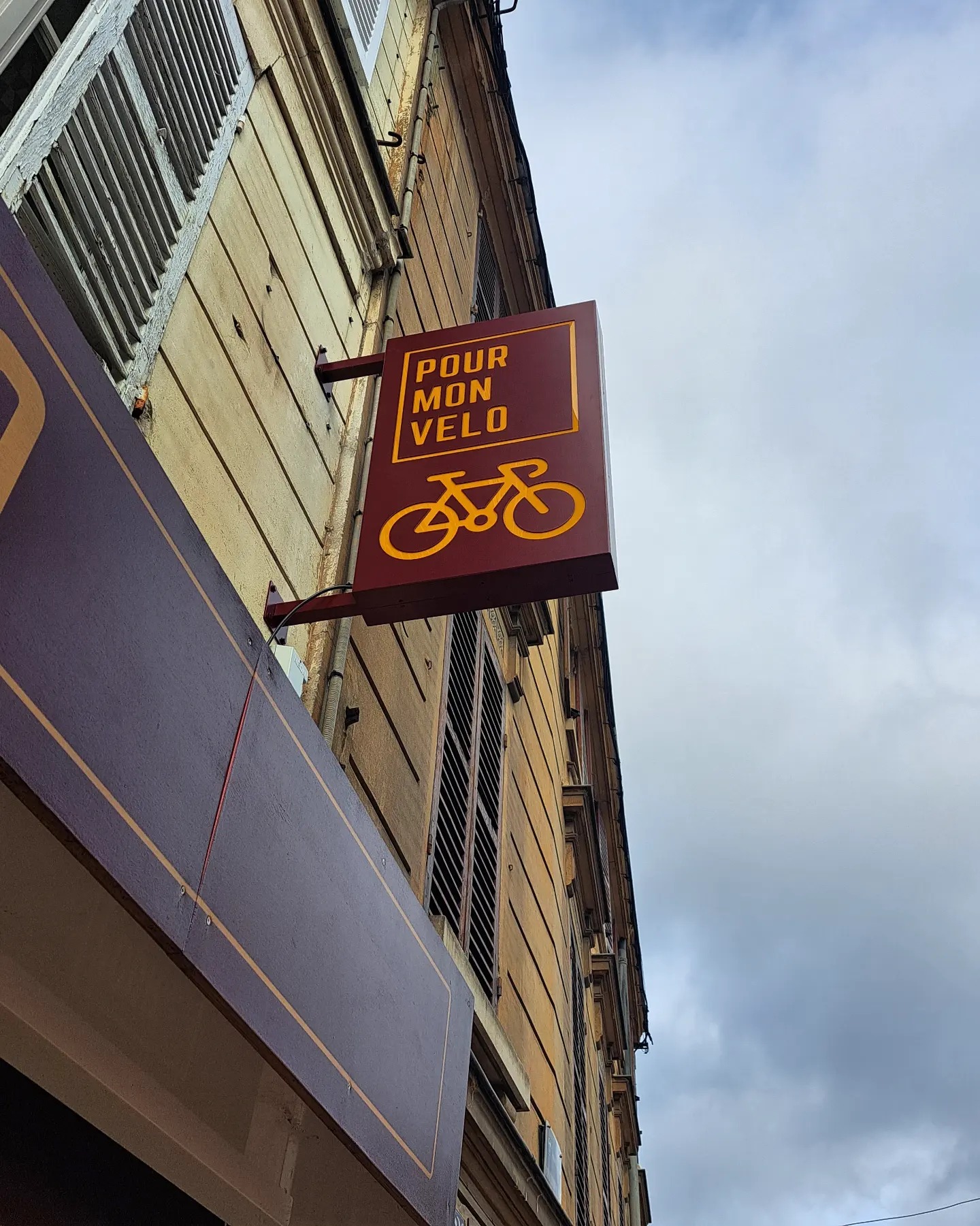 Nouvelle enseigne drapeau pour le magasin !
Merci @adsif_enseignes pour l'installation 👍