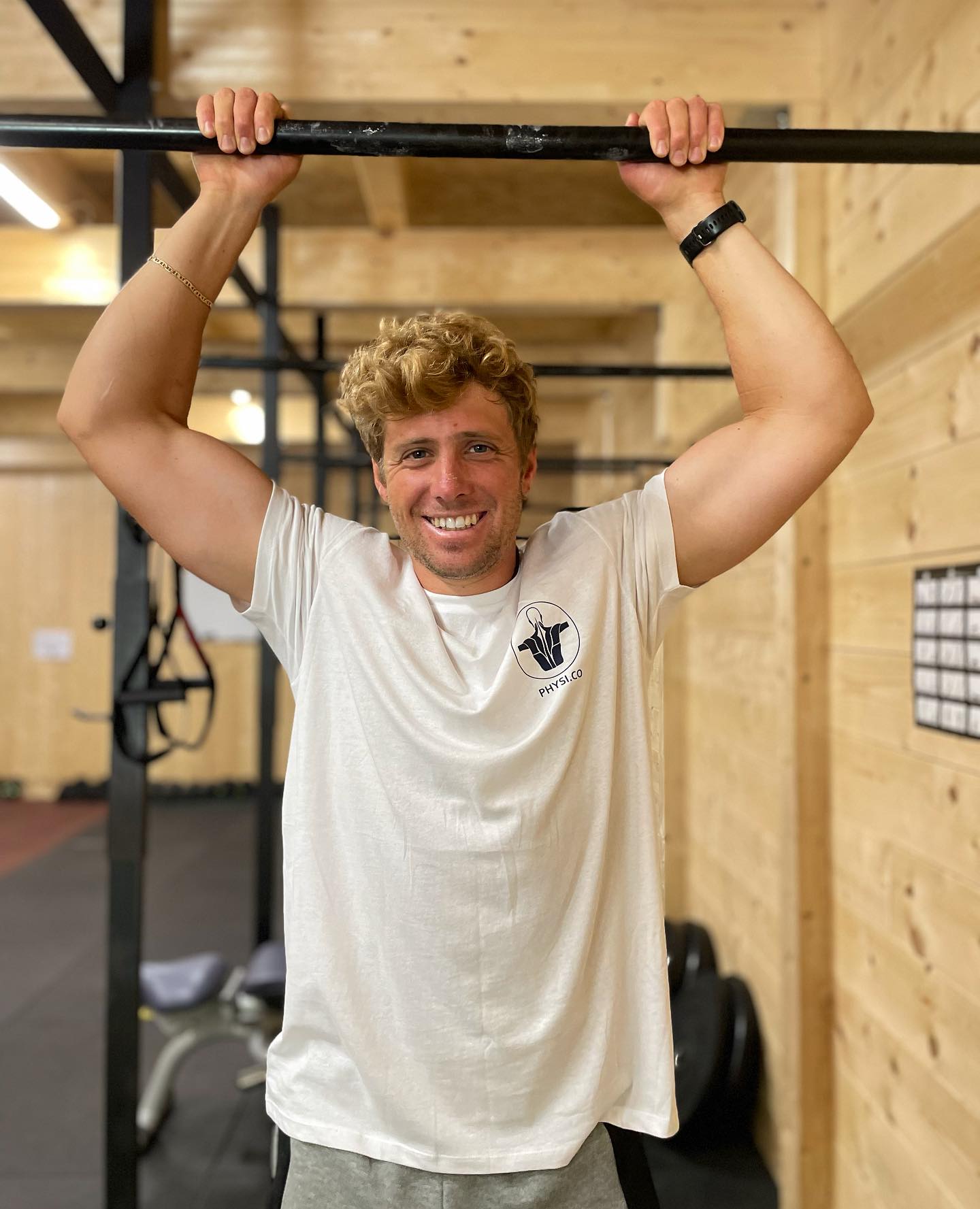 🌀Edoardo Polverini🌀
📚Laurea Magistrale in scienze e tecniche avanzate dello Sport🎓
🎿Allenatore di III livello di sci alpino⛷️
“Nato al mare ma trasferito in montagna a 14 anni per lo sci, sono cresciuto come atleta sulla neve di Sestriere.
Concluso il mio percorso agonistico, ho deciso di comprendere meglio il mondo dello sport, prima con la Laura in Scienze Motorie e successivamente con la Laura magistrale LM-68.
L’unione delle mie esperienze mi ha reso un allenatore dedito agli atleti in pista e fuori, sempre alla ricerca del loro e del mio miglioramento.
Mi piace che i ragazzi sperimentino e si spingano oltre i loro limiti, spesso solo mentali.
Per questo motivo ho trovato grande soddisfazione come preparatore atletico, in questo ruolo ed in quello di allenatore sono fermamente convinto che la chiave sia diversificare il lavoro arricchendo gli atleti di esperienze e nozioni in base alla fascia d’età, guidandoli e consapevolizzandoli verso i loro obiettivi”