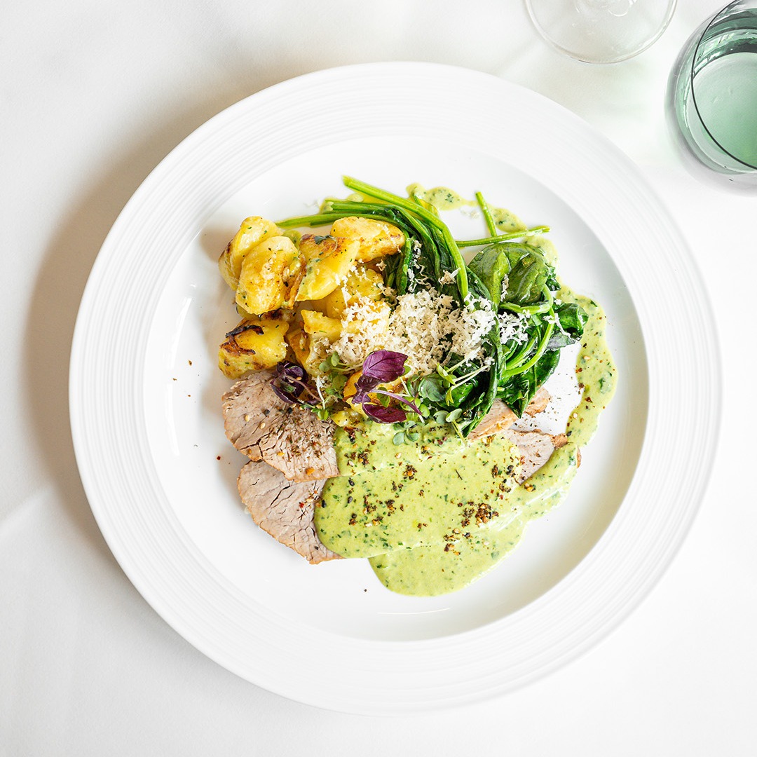 Alt-Wiener Tafelspitz: zartes Kalbfleisch mit würziger Schnittlauchsauce, Kartoffelschmarrn, frischem Spinat und knackigem Meerrettich verfeinert.
Hast du deinen Tisch schon reserviert?
#österreichischeküche #österreichischessen #tafelspitz #finedining #münster #münstergehtaus #esseninmünster #leibeslust #leibeslustmünster