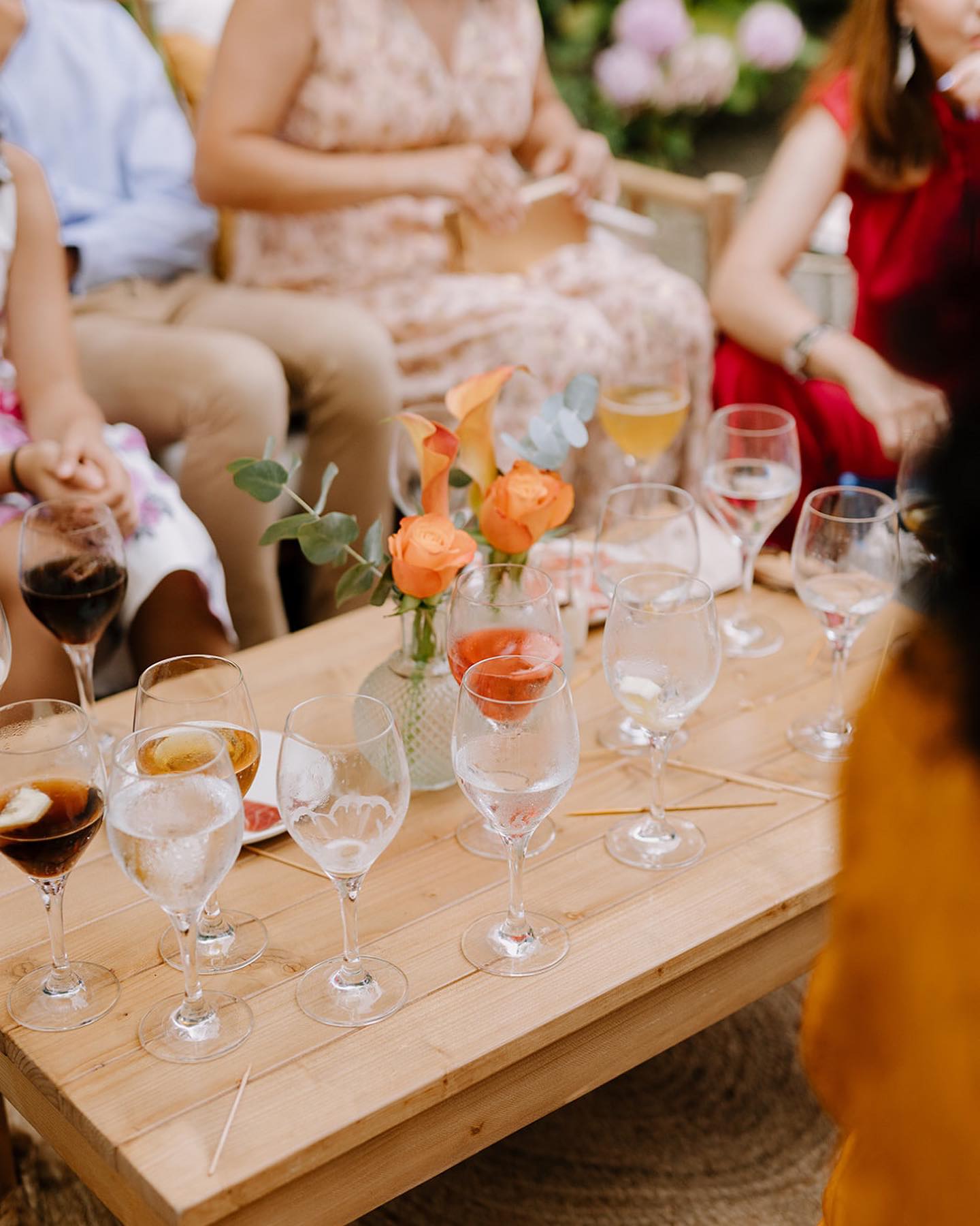 Uno de nuestros momentos favoritos de una boda es sin duda el cocktail. Ese ratito en el que ya se os han pasado todos los nervios y empieza lo bueno. Picoteo rico, el primer vinito que nos empieza a poner alegres, los abrazos de los amigos y sonrisas de oreja a oreja. Ahí es cuando empezamos a conocer a los invitados y la gente se abre y poco a poco nos convertimos en una más de la fiesta✨
El cocktail de Ane y Adrián fue lo más! Y todo gracias al equipo que tuvimos ese día 🥳
@palacio_de_arbaizenea
@reinadebodas
@irenehalley_
@rawlovefilms
@mahercatering
@isabelzapardiez
@ugaldemoda
@laurabeautyatelier
@reginalomas_estetica
@flowersandeventsbyjosuirizar
@orainart_bodas
@nemuxpromusic
@anegerriko
@labahiacreativa
@filipecourt_music
@selfieprint_
