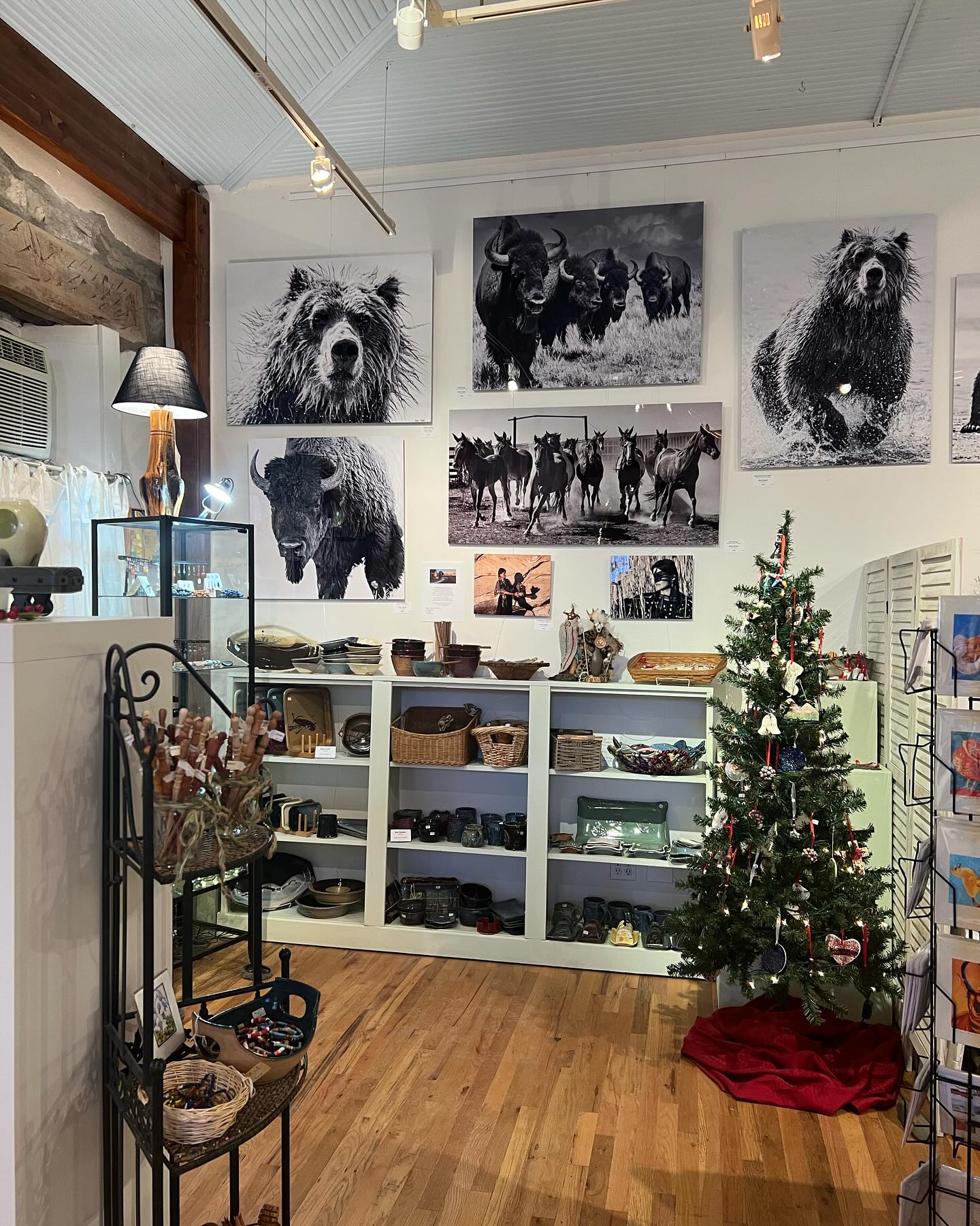 Happy Holidays! 🎄
The gallery is full of beautiful gifts perfect for that special someone. New work is in by many of the artists, and there are many small gift items.
Come on in! We would love to see you!
#artisansonmainlaveta