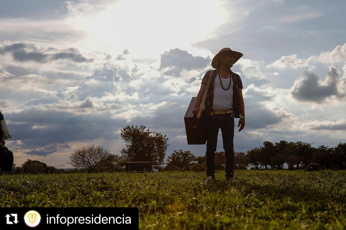 El trabajo de visibilizacion y revitalización de los “Sones de Marímbula”, me ha brindado experiencias maravillosas y la posibilidad de encontrarme con este formato de música campesina del Caribe. 14 años después de haberme encontrado con la música de Sexteto, aquí estoy recorriendo con mi Marímbula rincones que permiten los encuentros en torno al arte y al folclor.