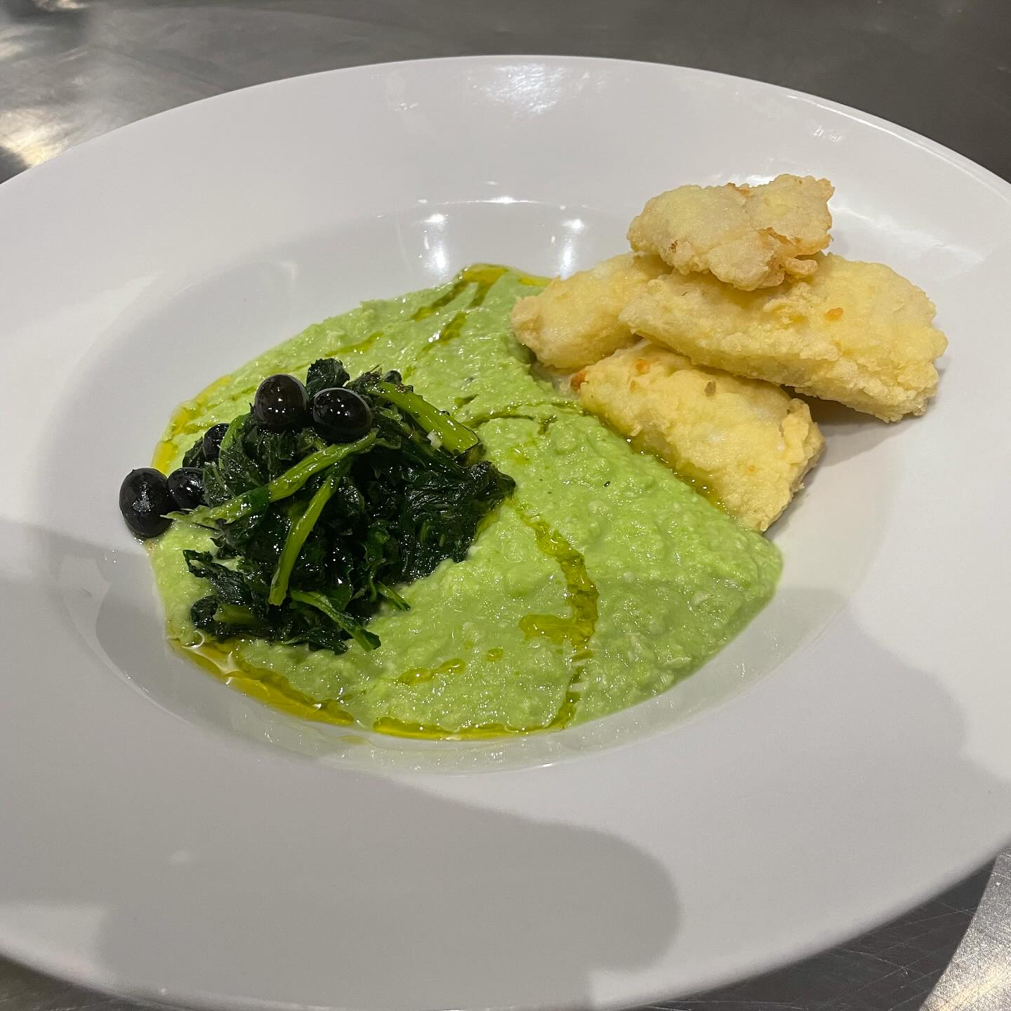 Purea di fave con cicorie e baccalà
.
Un viaggio culinario nel cuore del Salento! Questo piatto tradizionale è un vero spettacolo di sapori autentici. 🇮🇹🍽️
.
.
.
#RistoranteDiPesce #GastronomiaMarina #PesceFrescoDelGiorno #CenaAlRistorante #RistoranteLocale #SaporeDelMare #MangiareFuori #EccellenzaCulinaria #RistoranteDiQualità #CiboElegante #SaporiRaffinati #EsperienzaCulinaria #MenuDiPesce #MangiareConGusto #CenaRomantica #RistoranteDiLusso #cibo #buonacucina #mangiarebene #foodpic #foodpics #foods #foodstyling #cooking #cucina #delicious #dinner #eat #eating #food